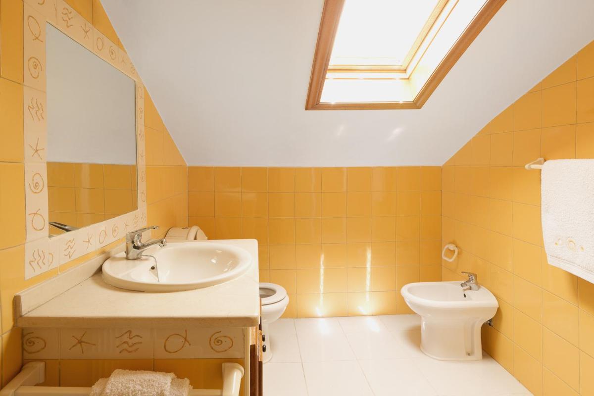 Five-Bedroom House photo 3