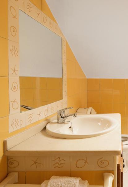 Five-Bedroom House photo 2