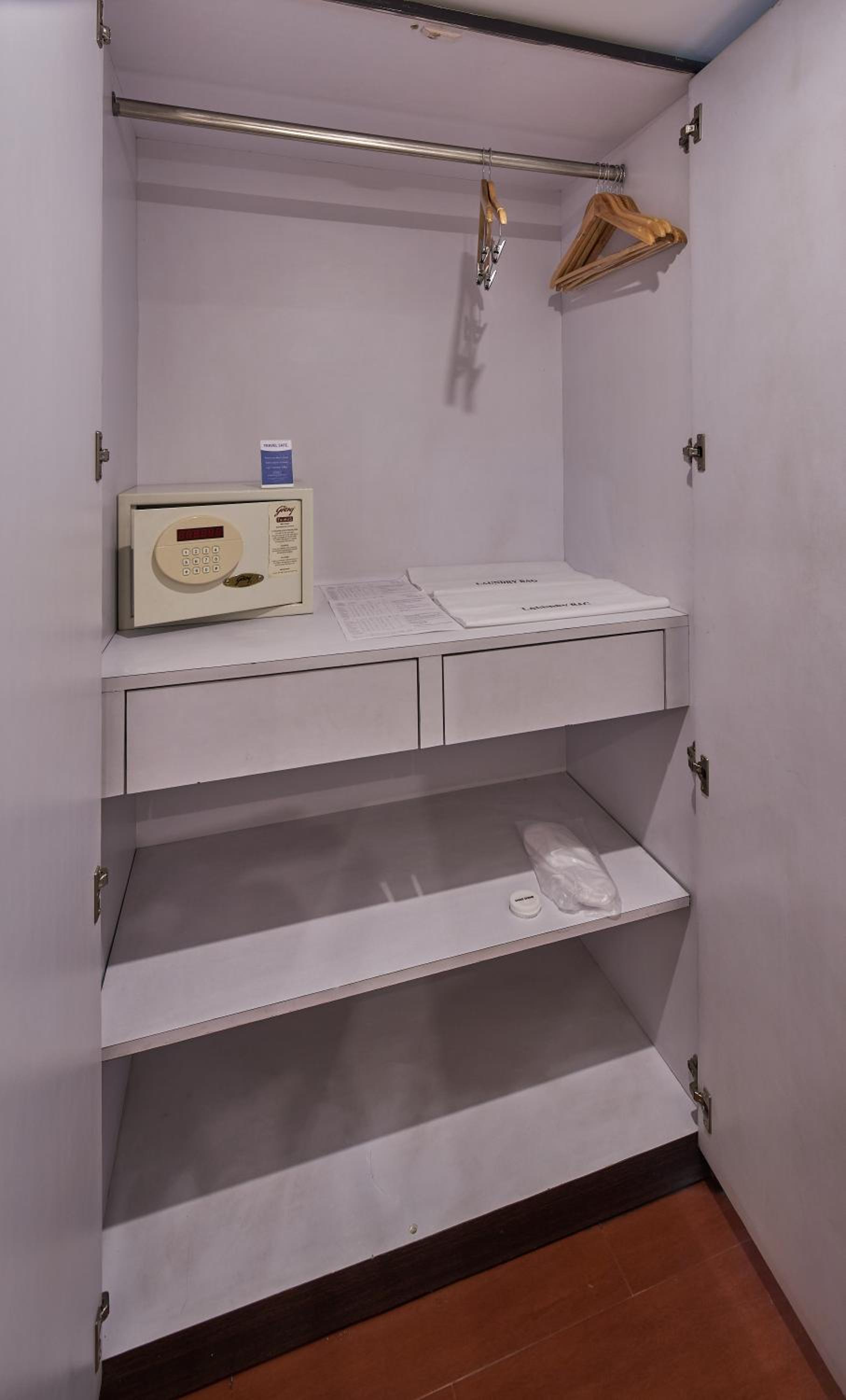 Royal Suites 01 Double Bed Room 350 Sq Ft - Photo 6