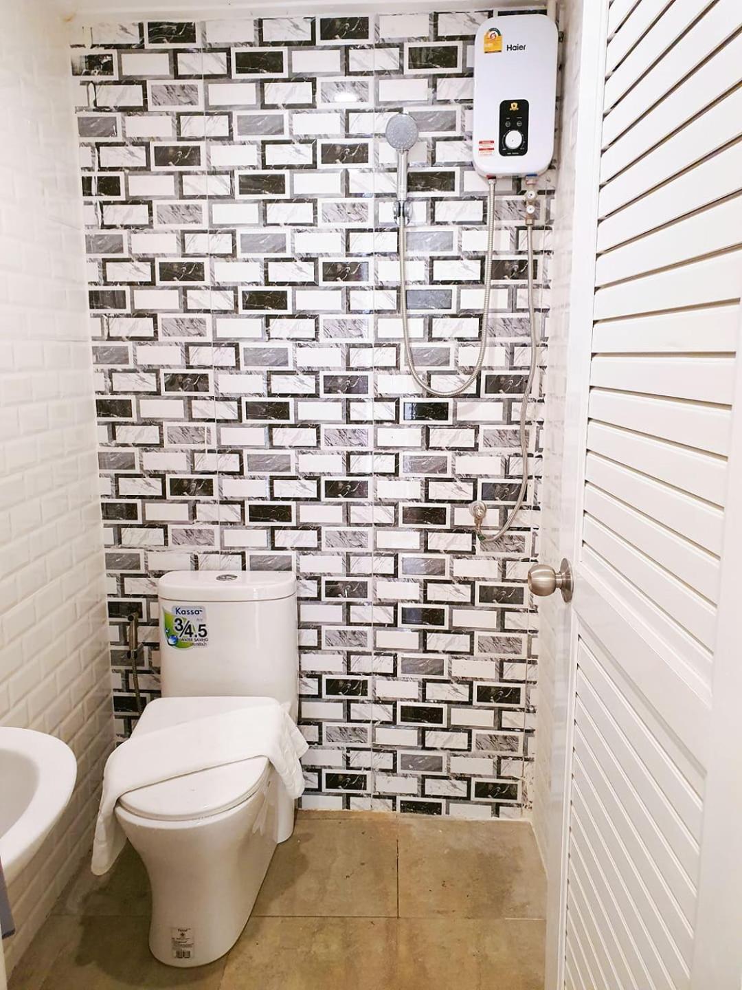 Twin Room With Private Bathroom photo 2