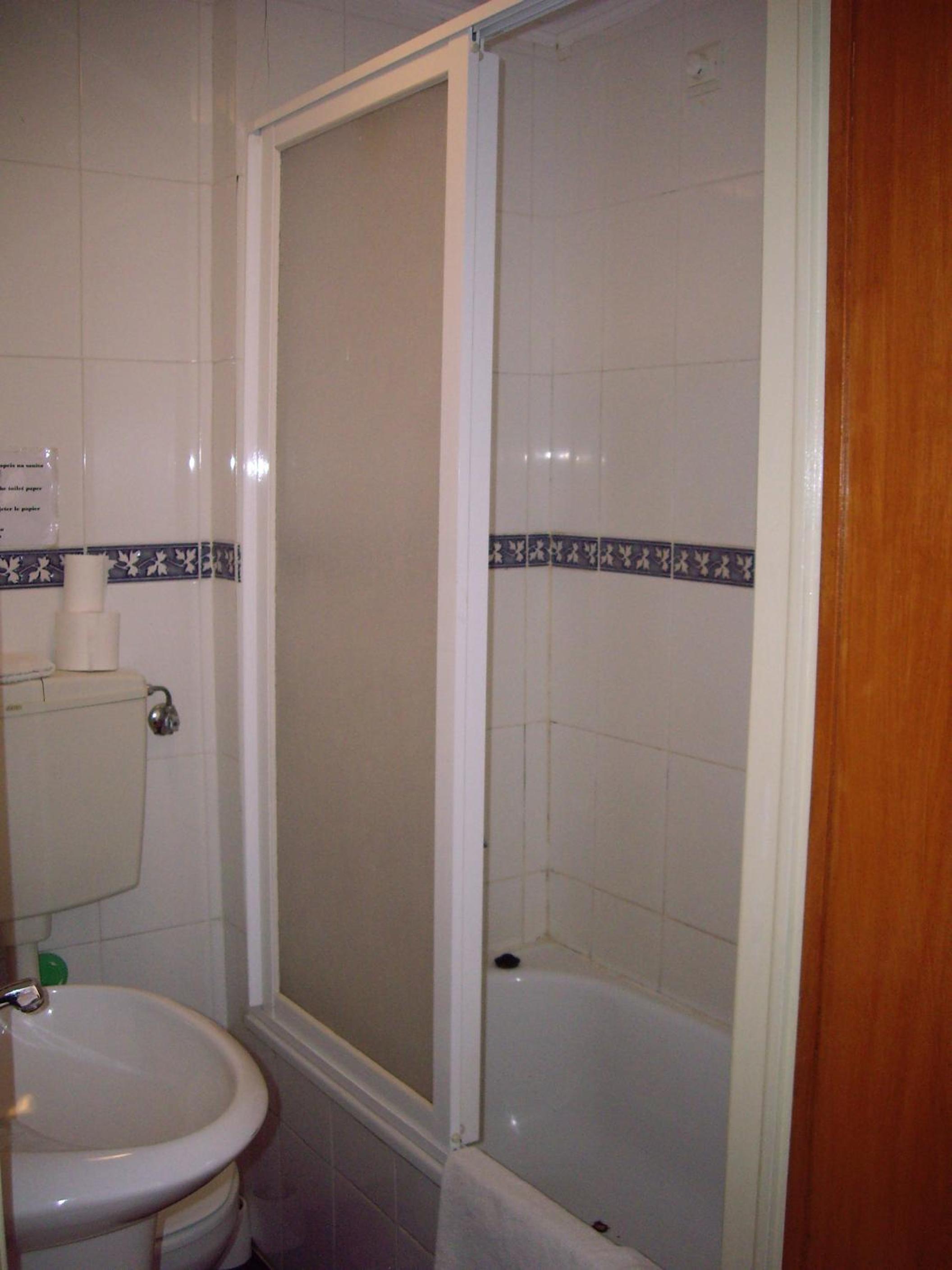 Double Room with Private Bathroom - Photo 4