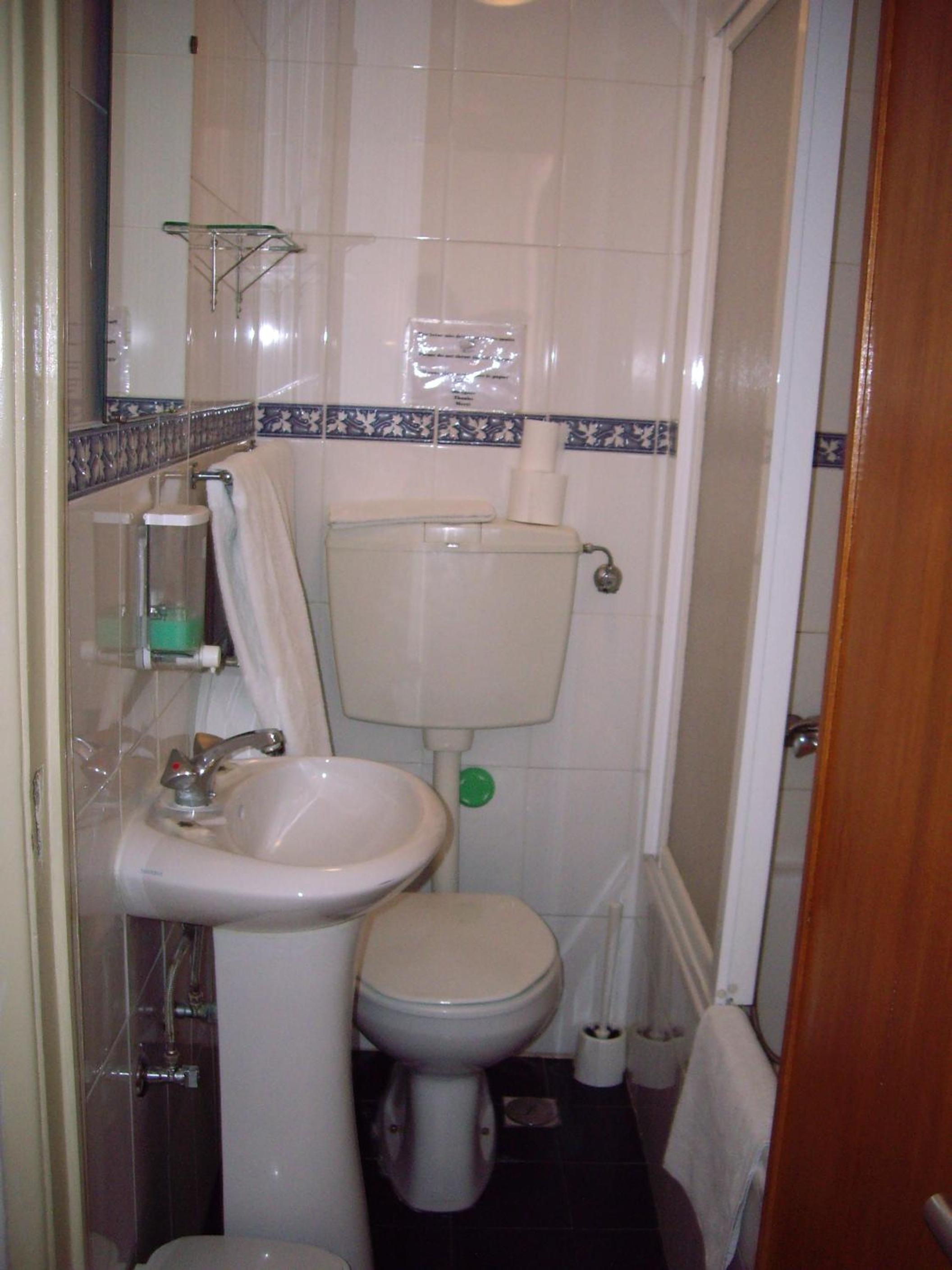 Triple Room with Private Bathroom - Photo 2