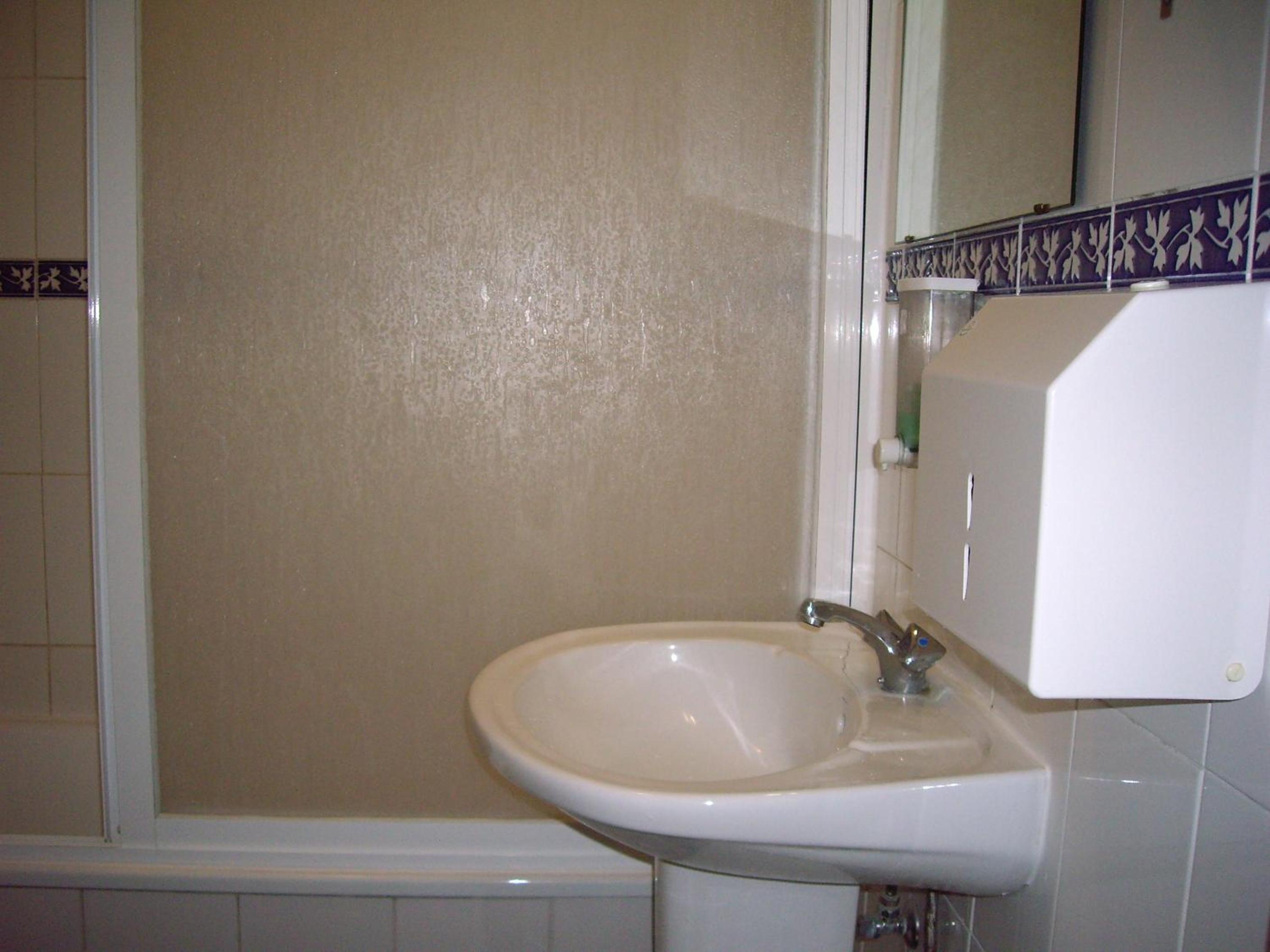 Double Room with Private Bathroom - Photo 3