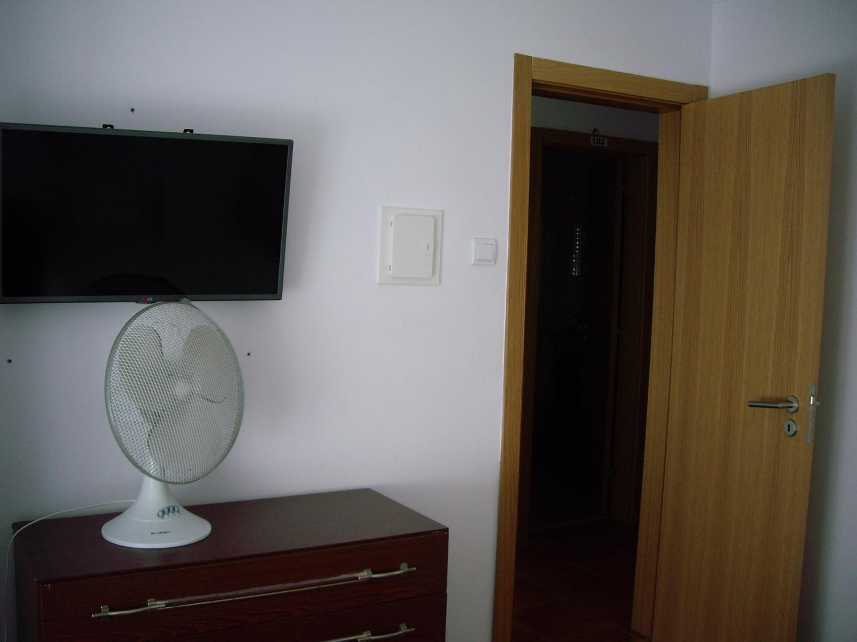 Twin Room with Bathroom - Photo 1