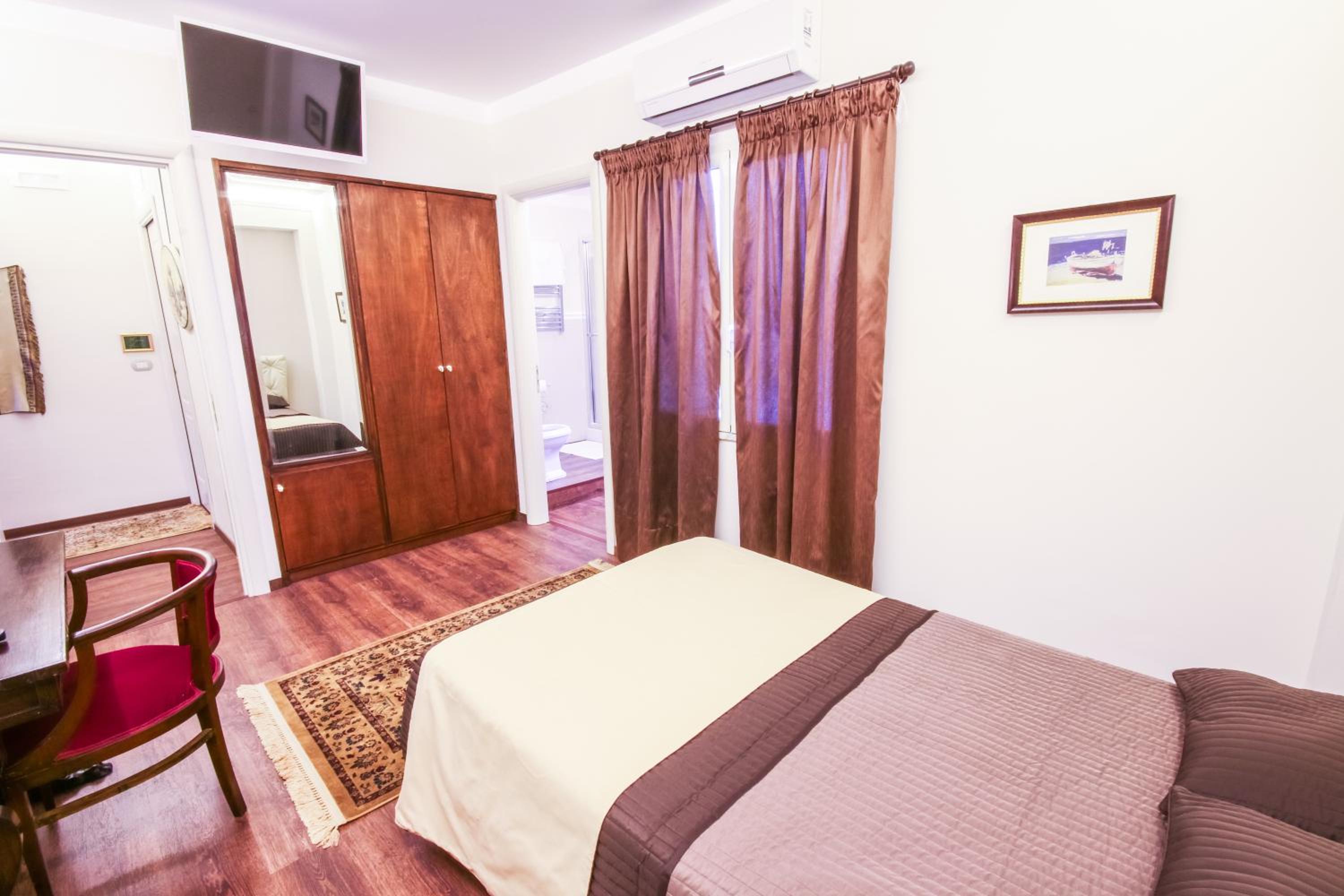 Single Room with Private Bathroom photo 1