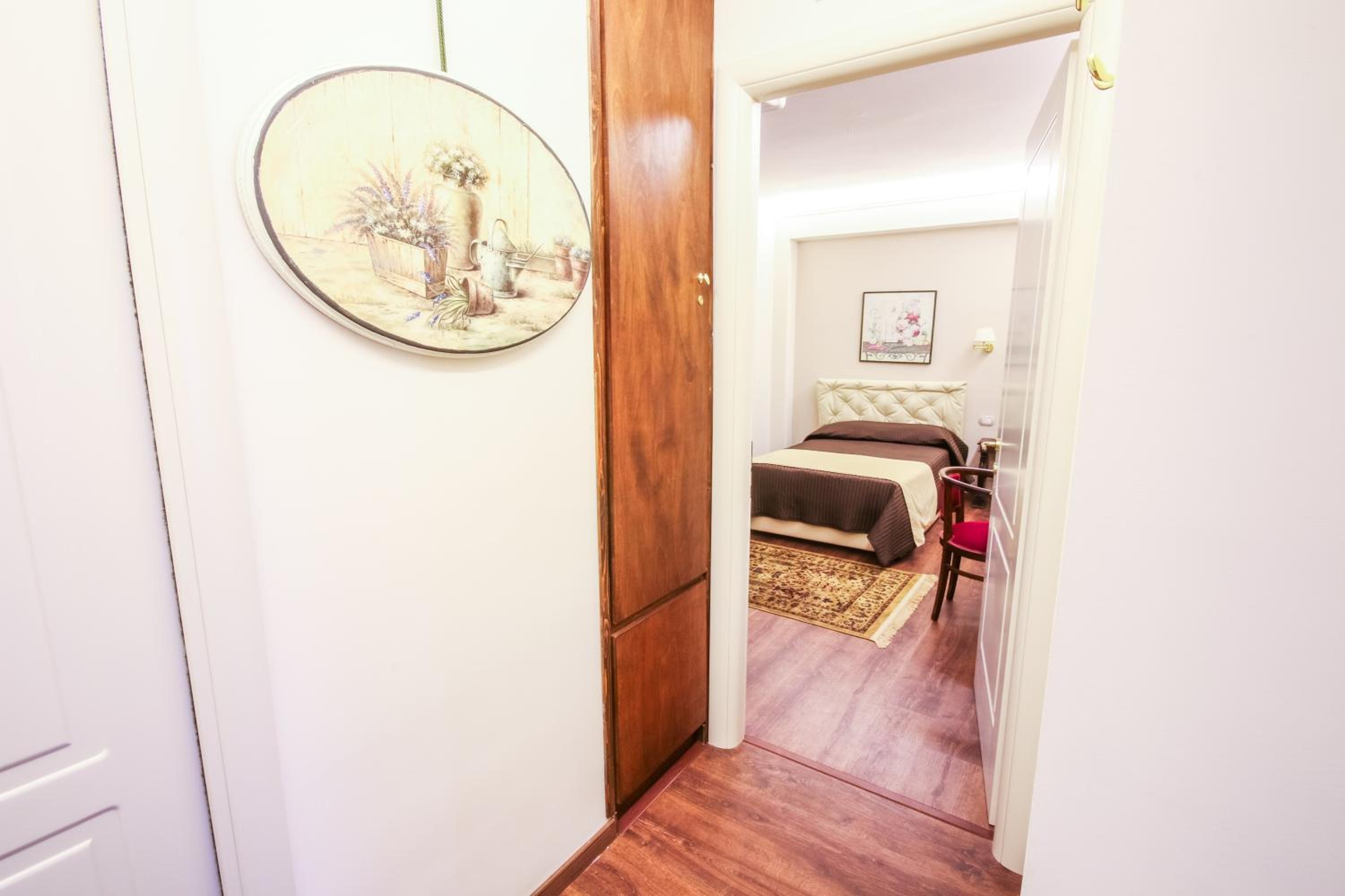 Single Room with Private Bathroom photo 3