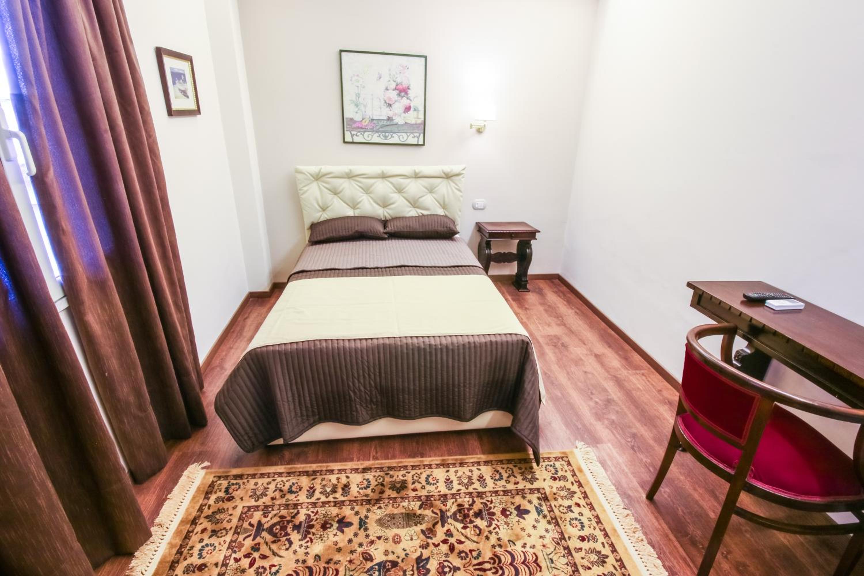 Single Room with Private Bathroom photo 2