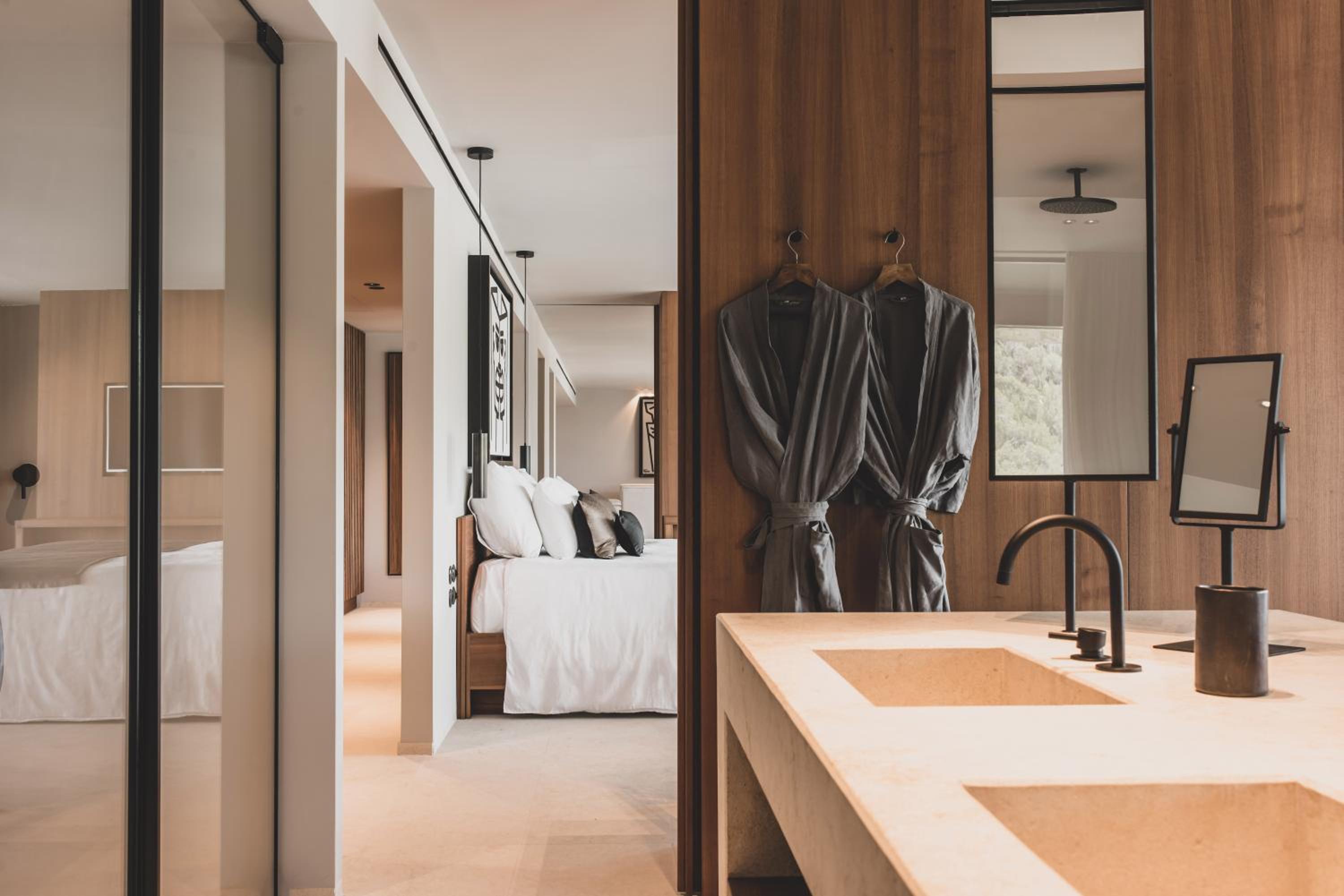 Signature Suite (Non Smoking) photo 2