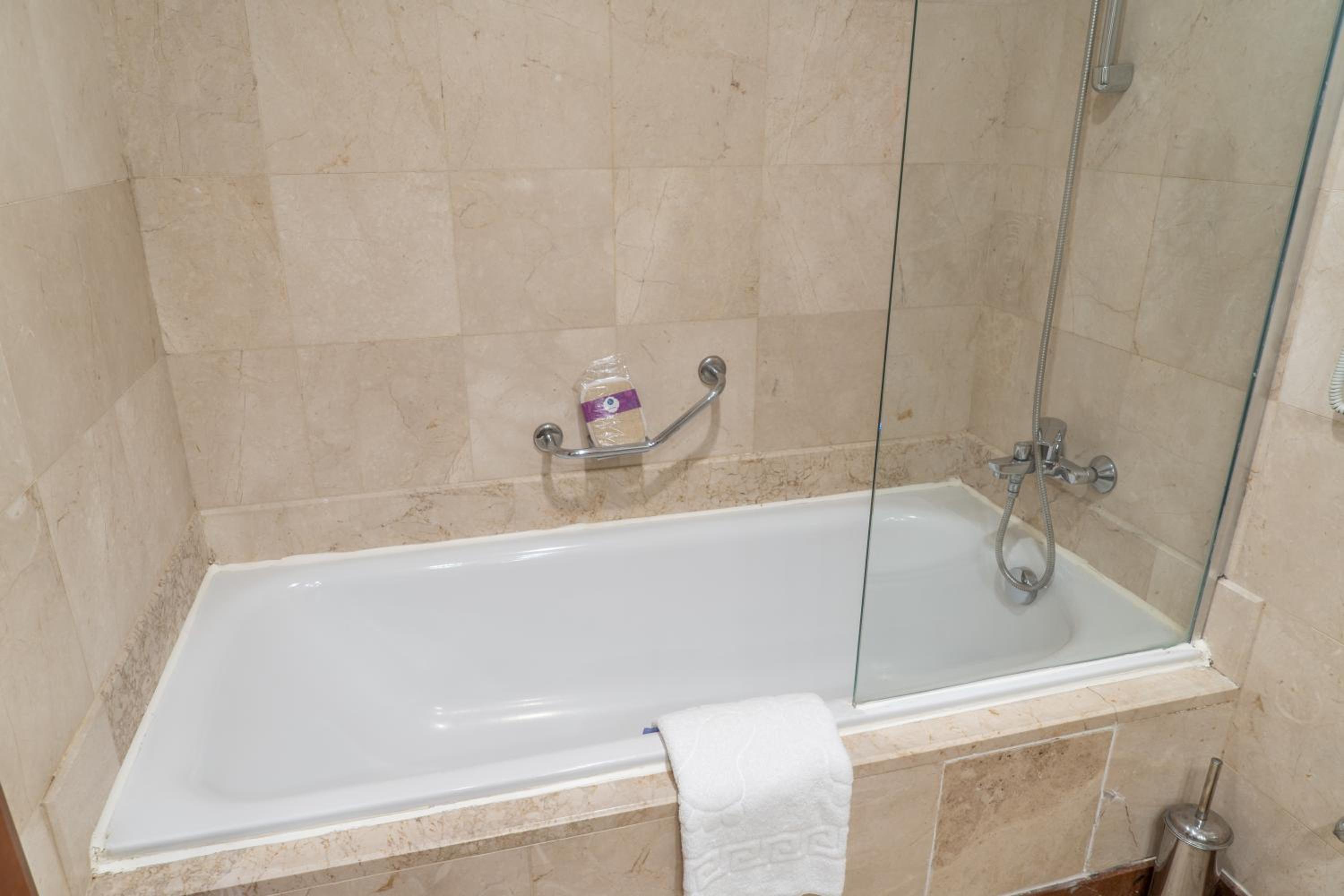 Double Room - Photo 8