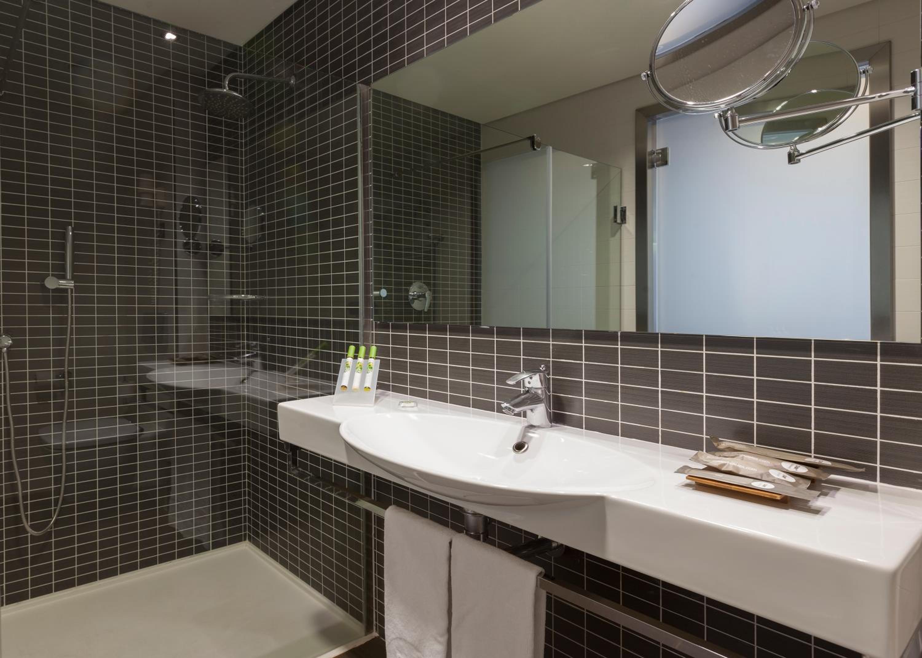  Executive Double or Twin Room with free airport shuttle - Photo 9