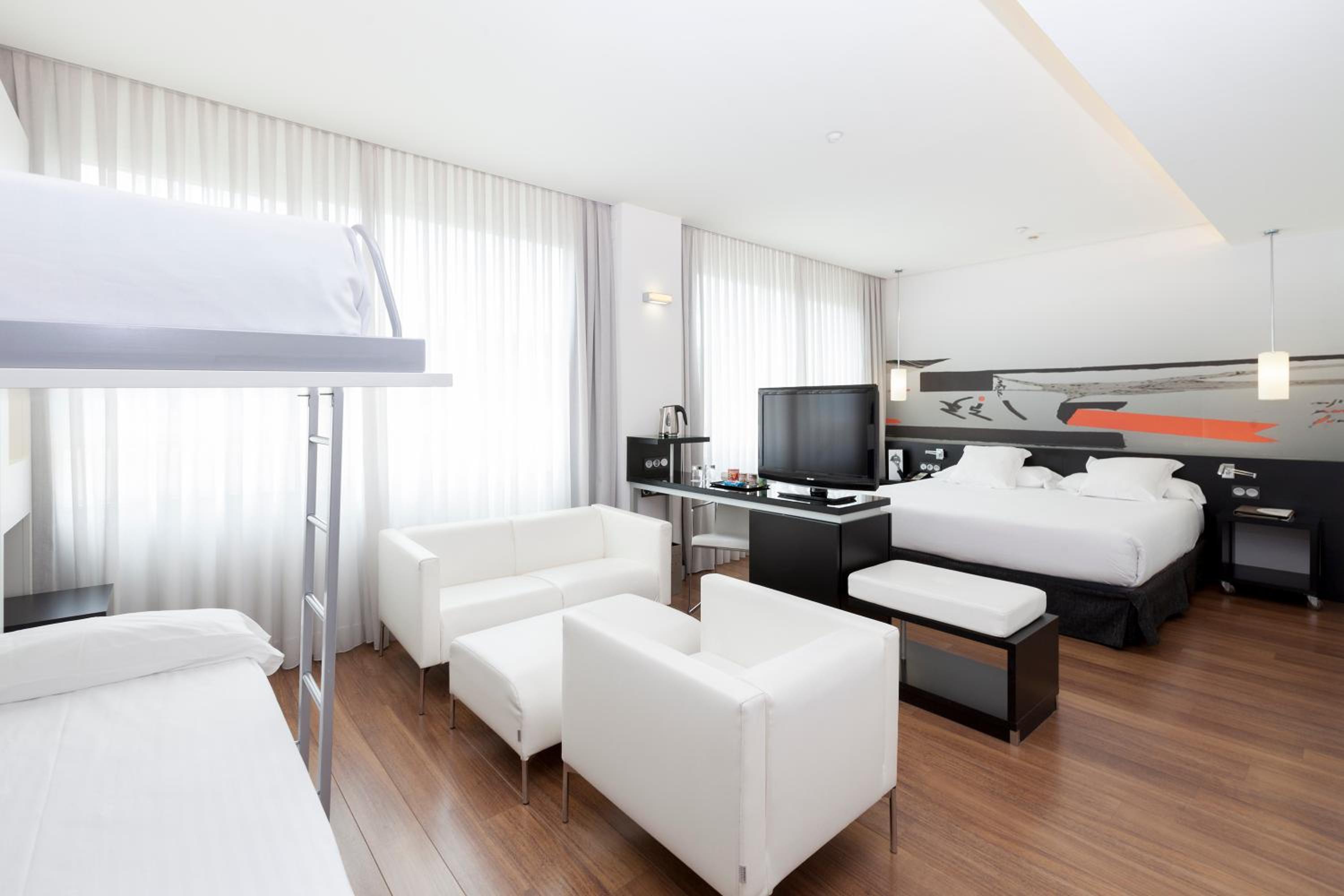  Familiy Room with free airport shuttle - Photo 12