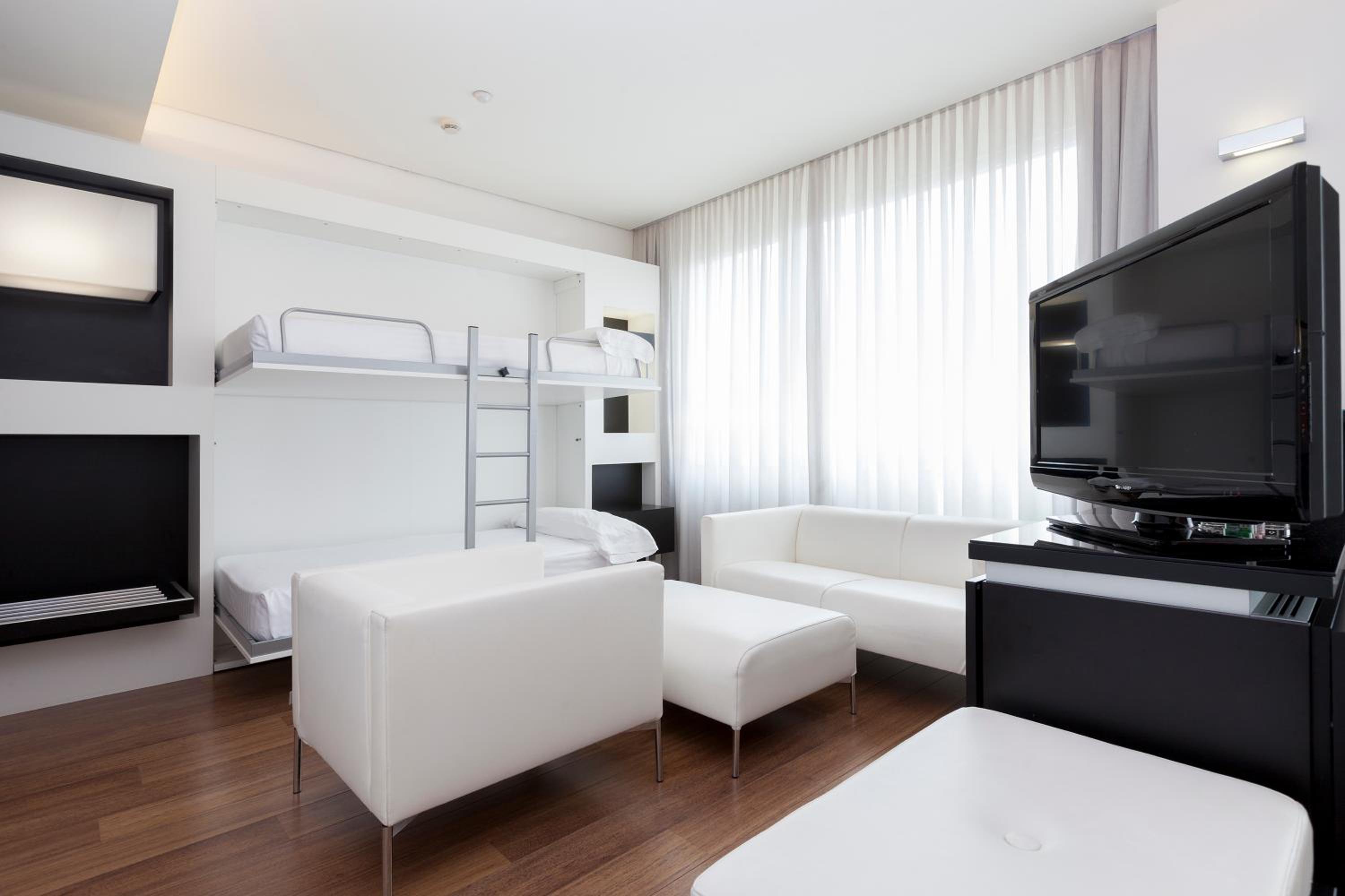  Familiy Room with free airport shuttle - Photo 11