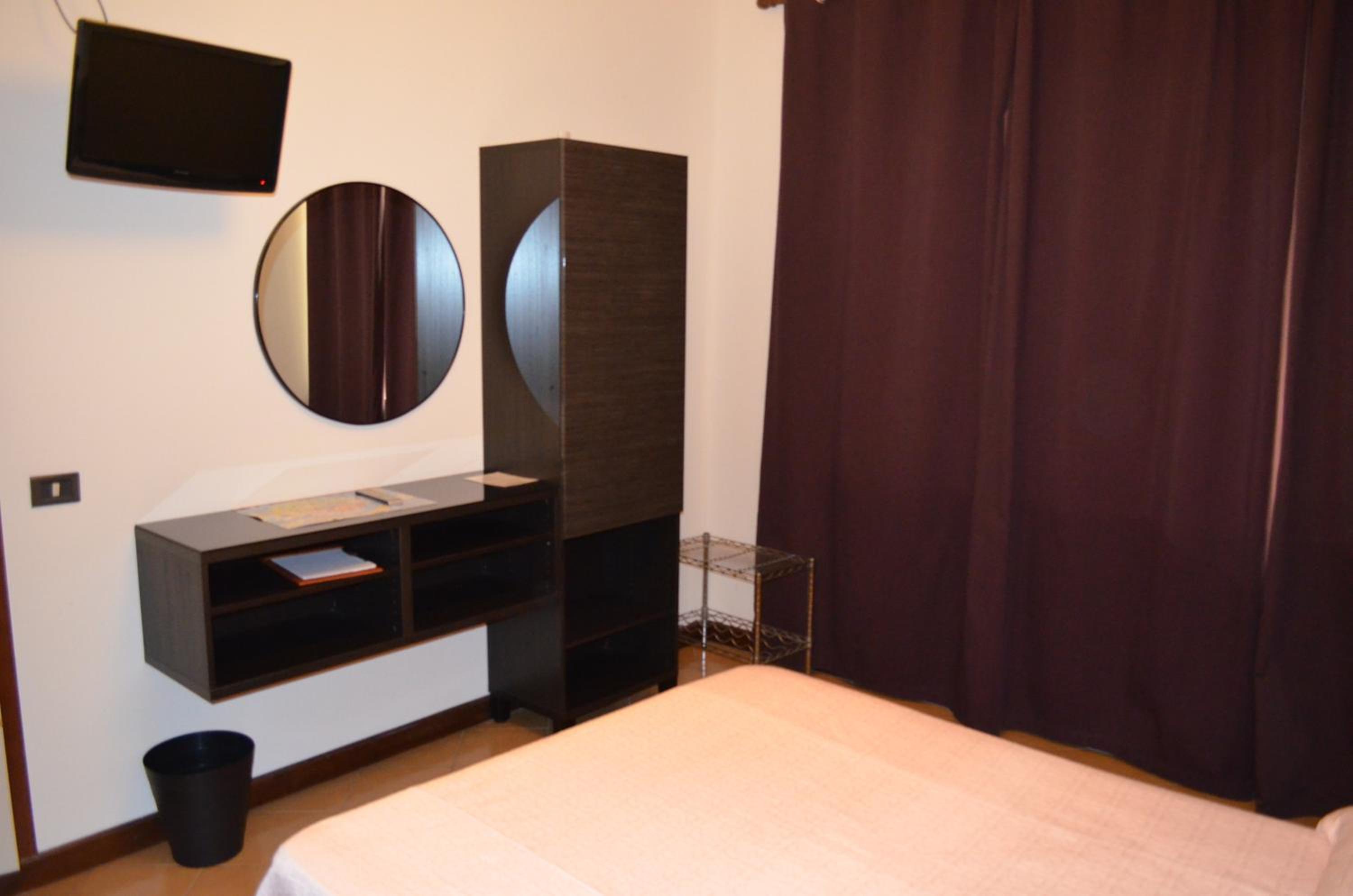 Economy Double Room - Photo 4