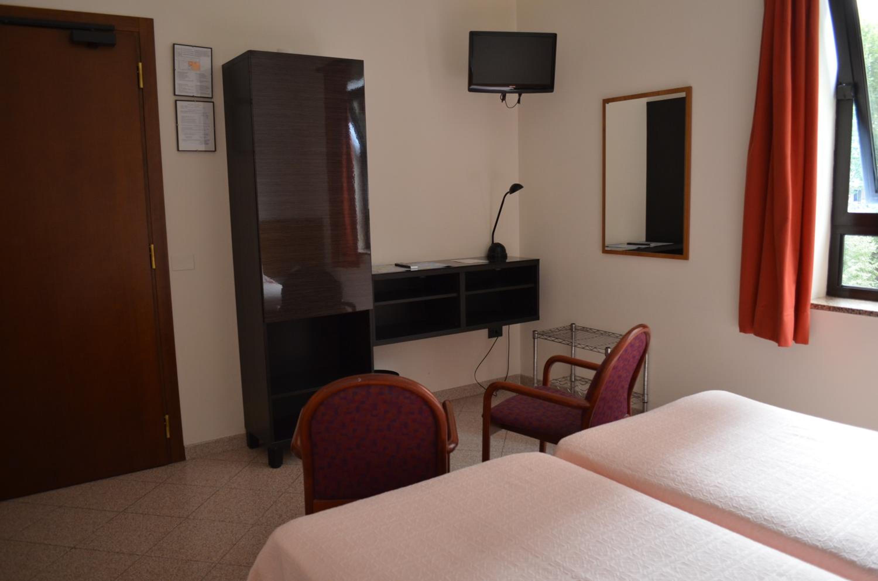 Double or Twin Room - Photo 9