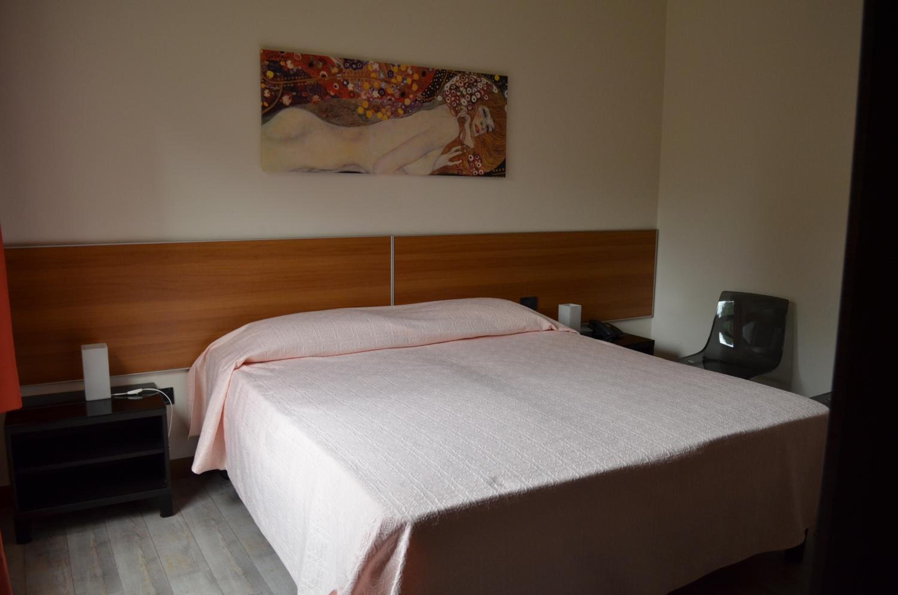 Double or Twin Room - Photo 8