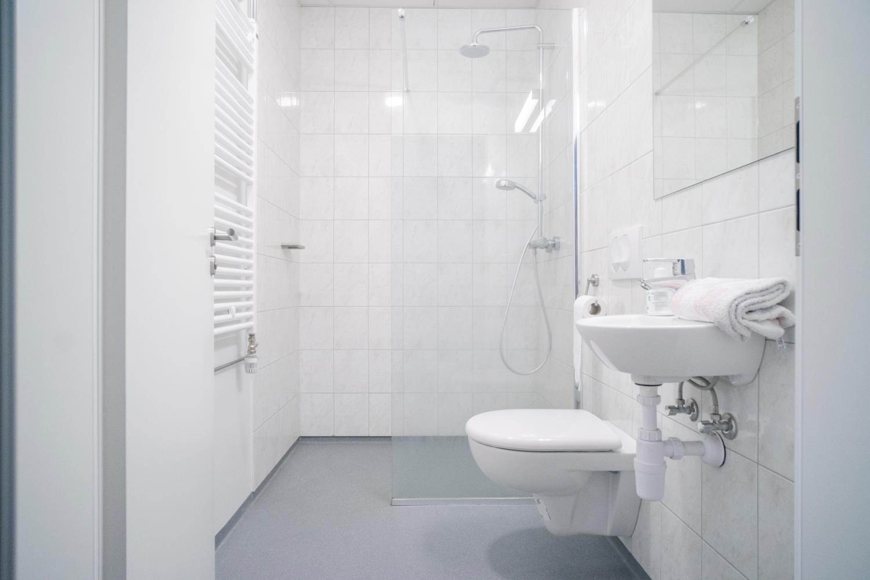 Quadruple Room with Private Bathroom - Photo 3