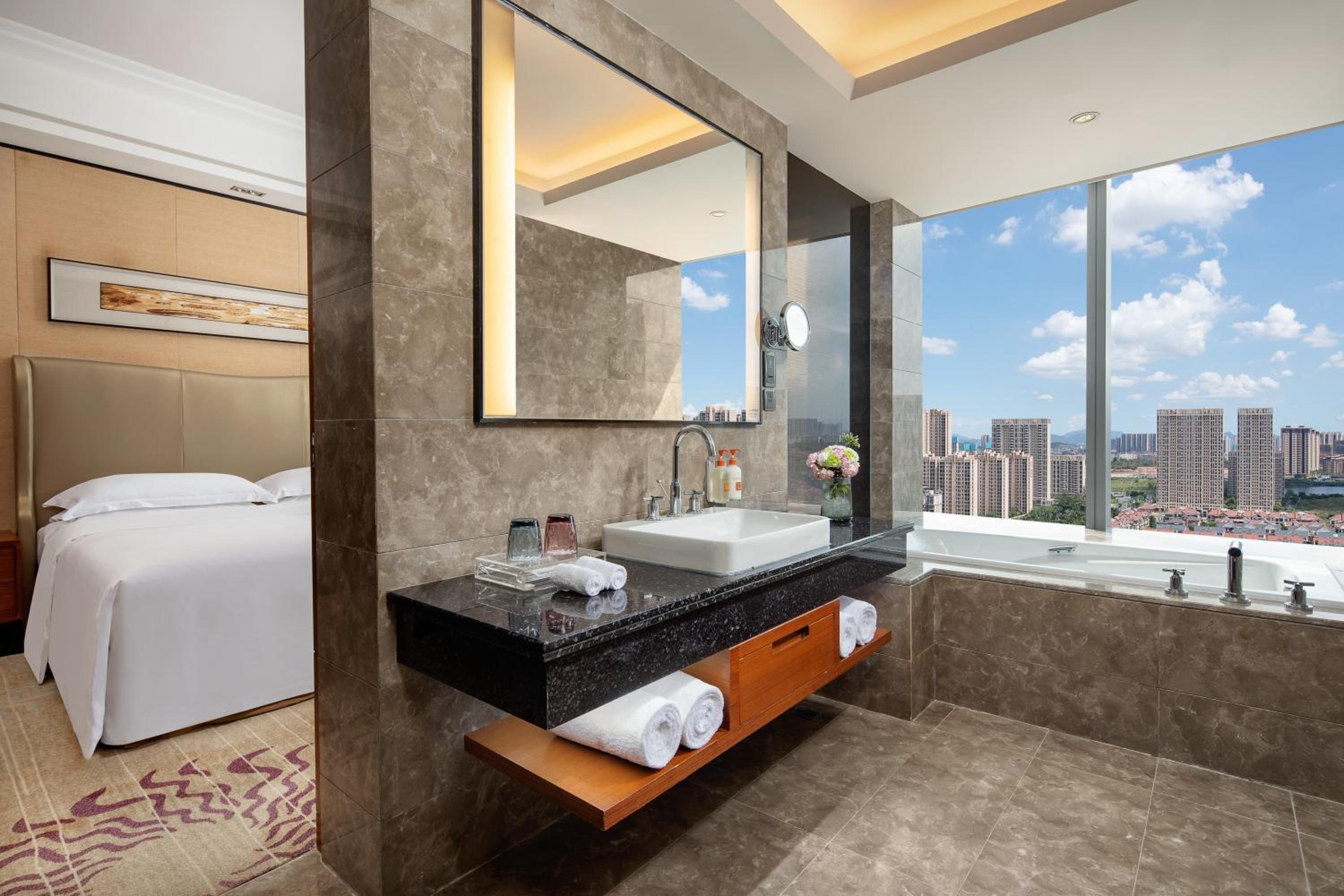 Standard King Room - Accessible photo 2
