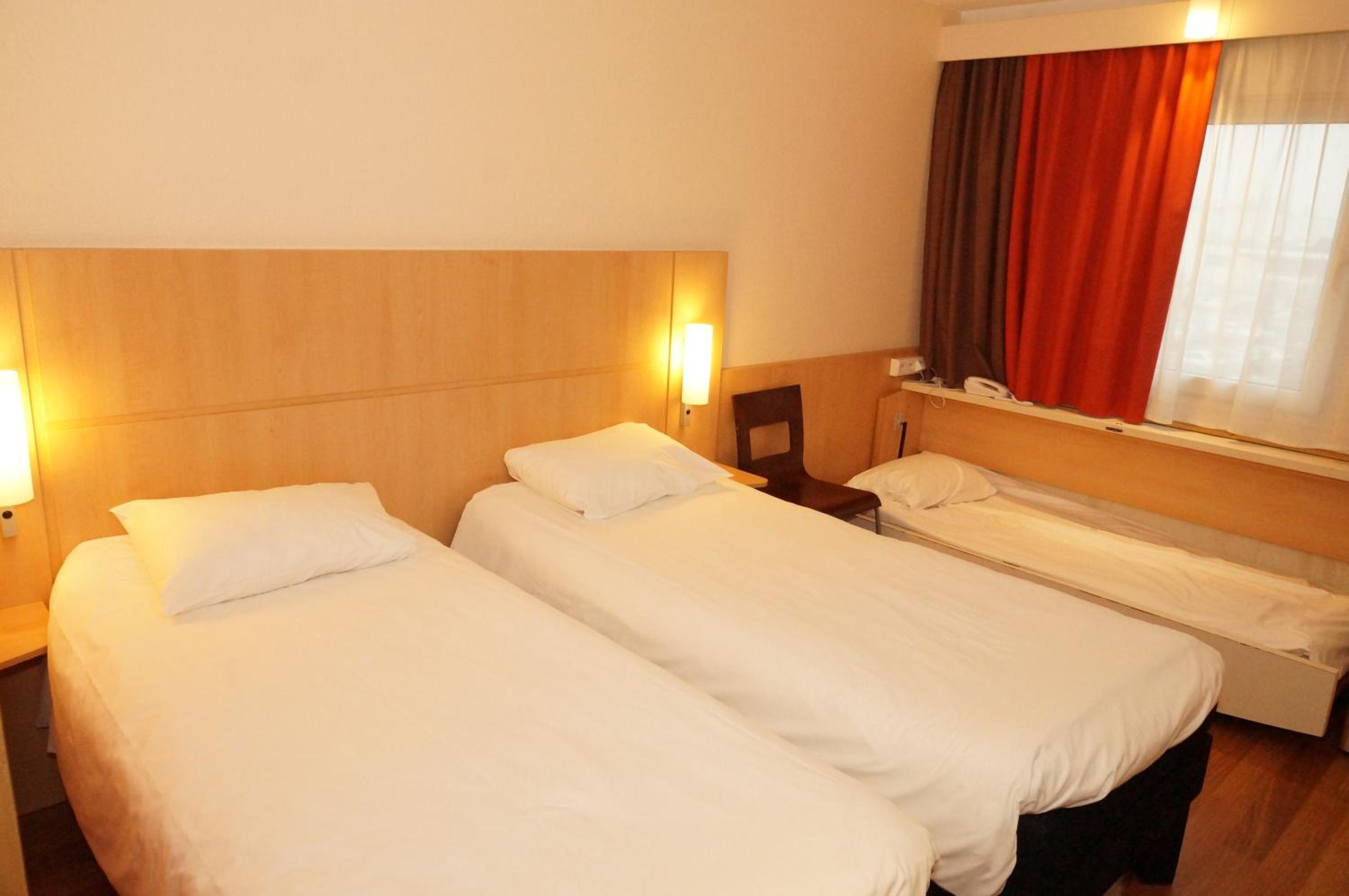 Twin Room with Extra Bed - Photo 3