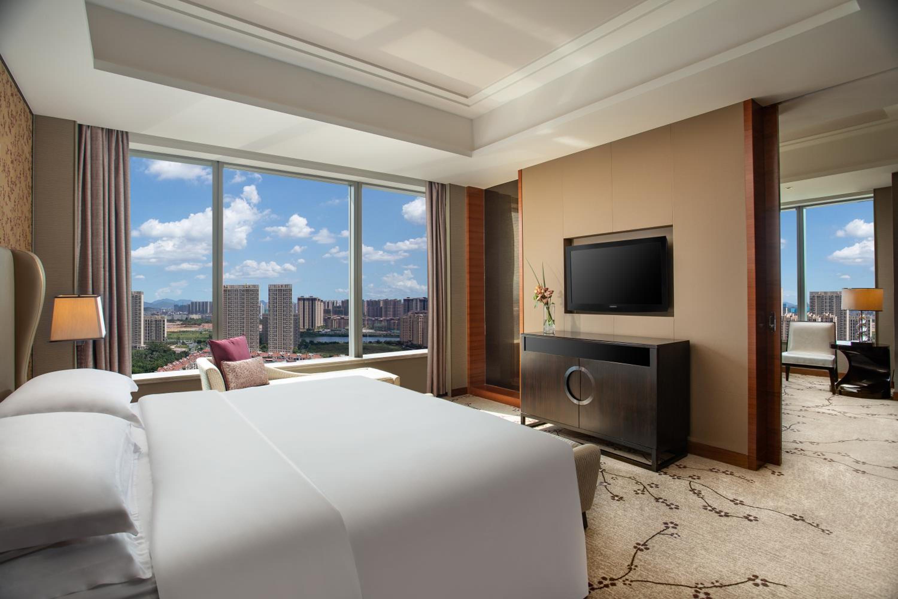 One Bed King Suite with Lounge Access High Floor photo 1