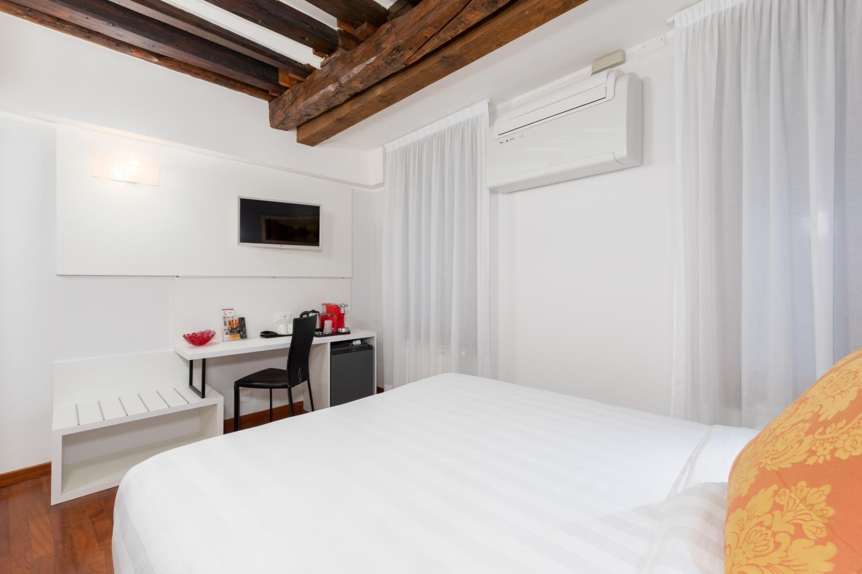 Economy Double Room photo 3