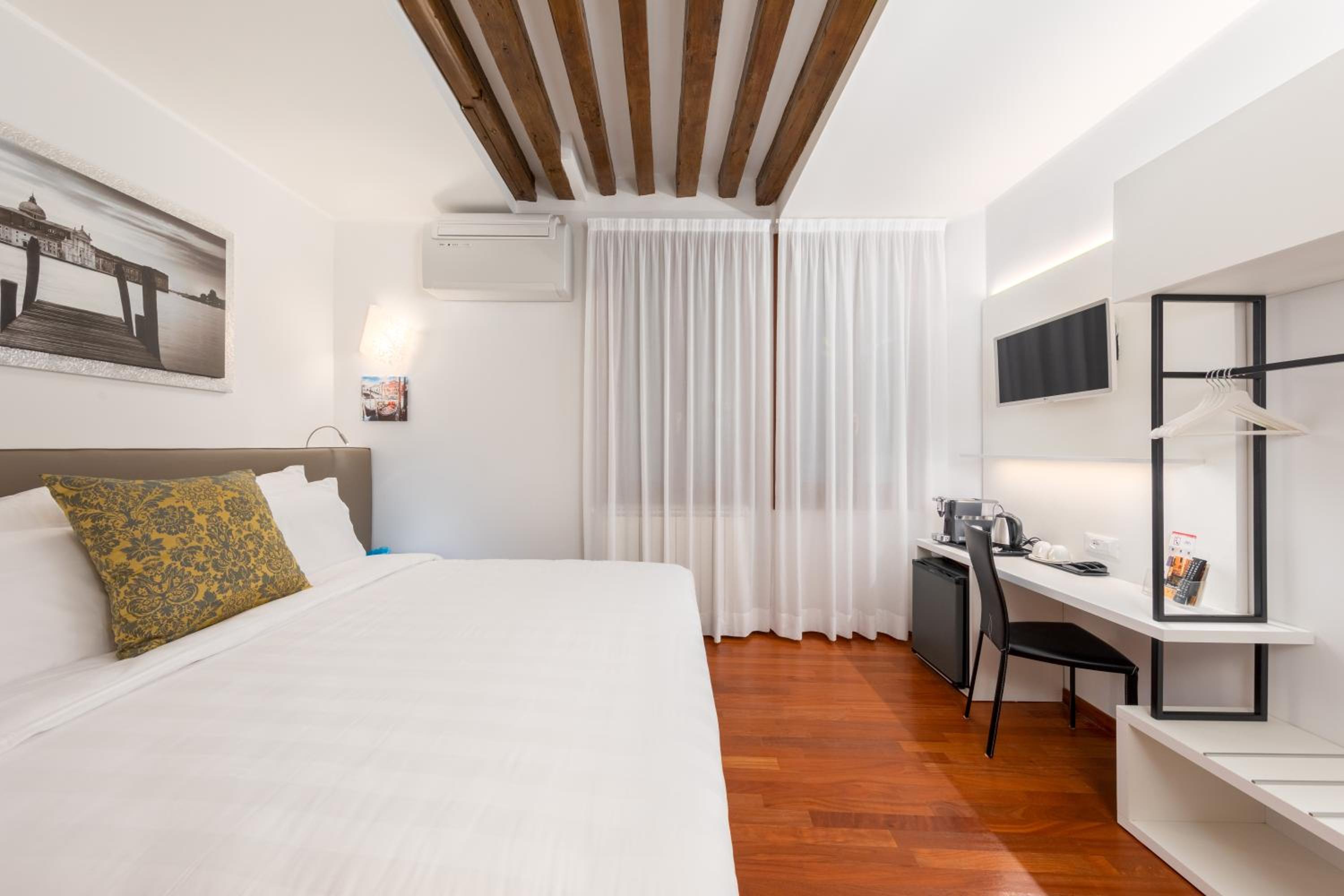 Double or Twin Room photo 2