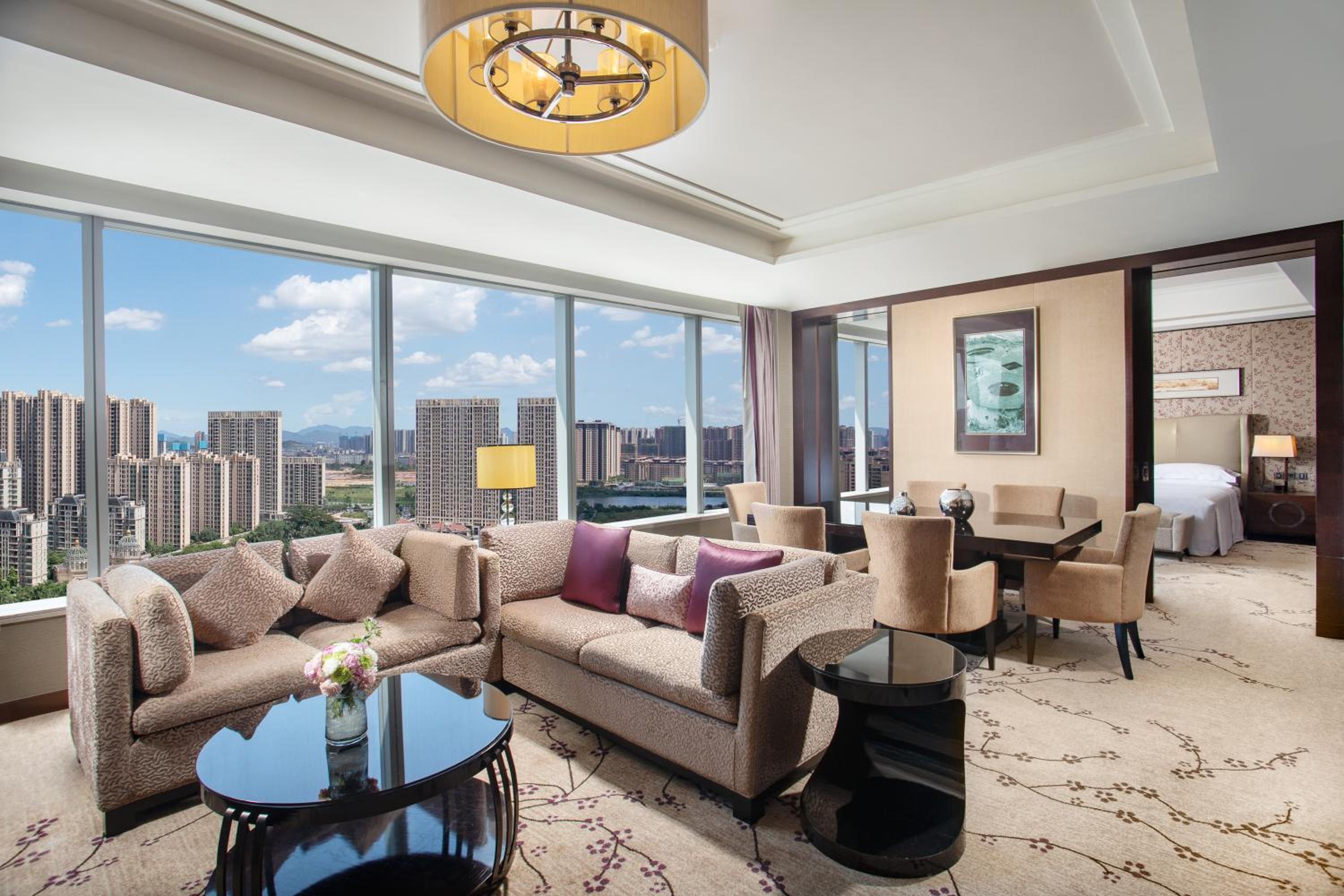 One Bed King Suite with Lounge Access High Floor photo 2