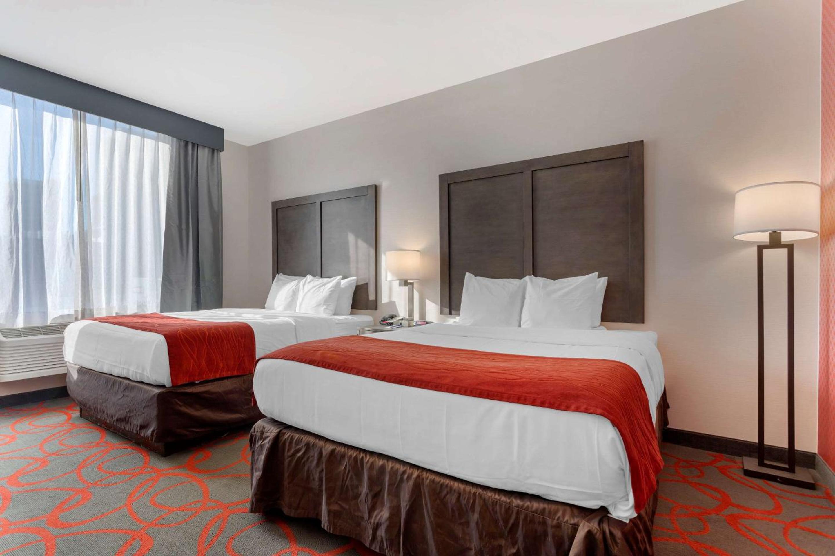 Queen Room with Two Queen Beds - Non-Smoking photo 3