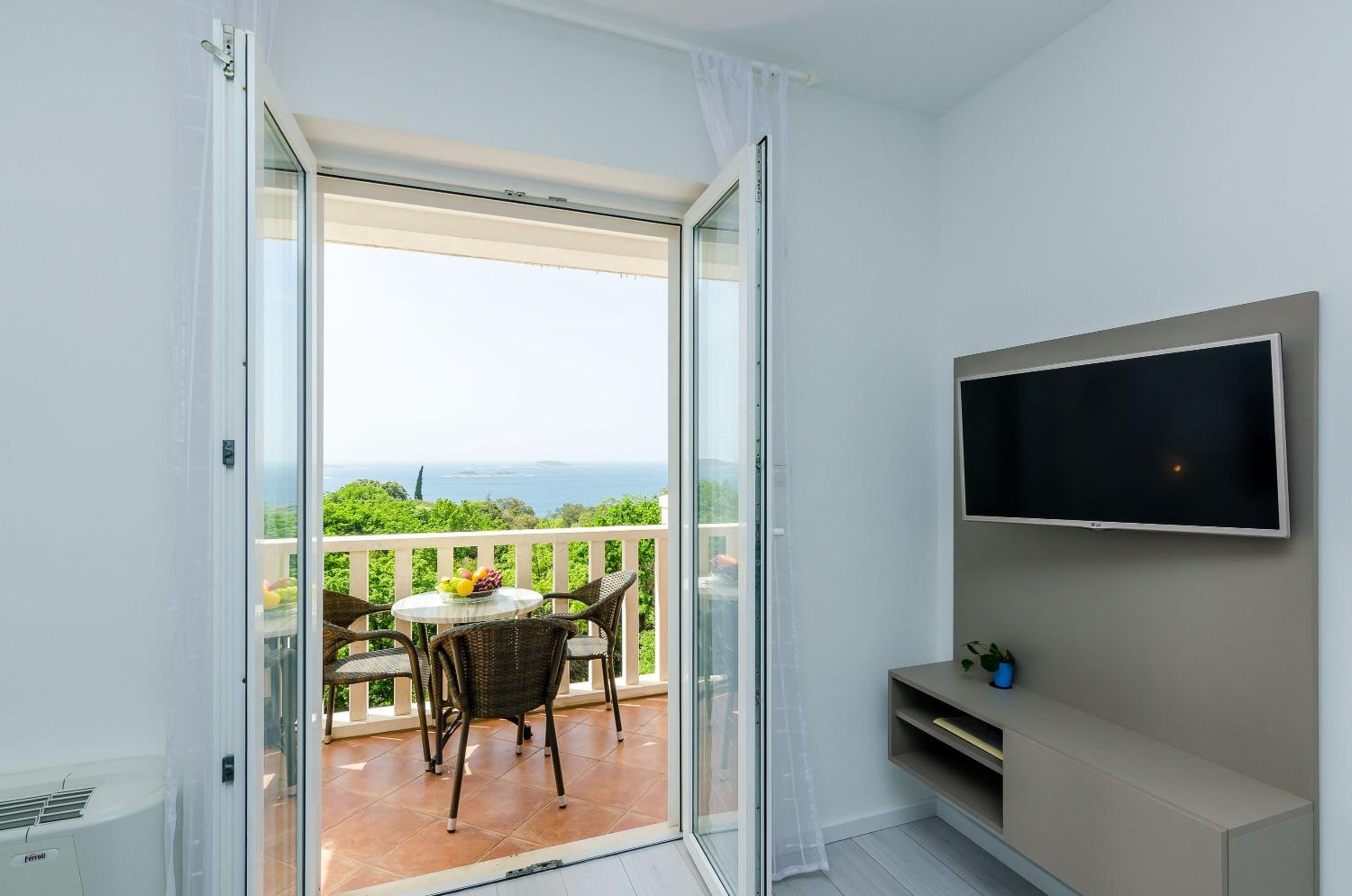 Superior One Bedroom Apartment with Terrace and Sea View, photo 6