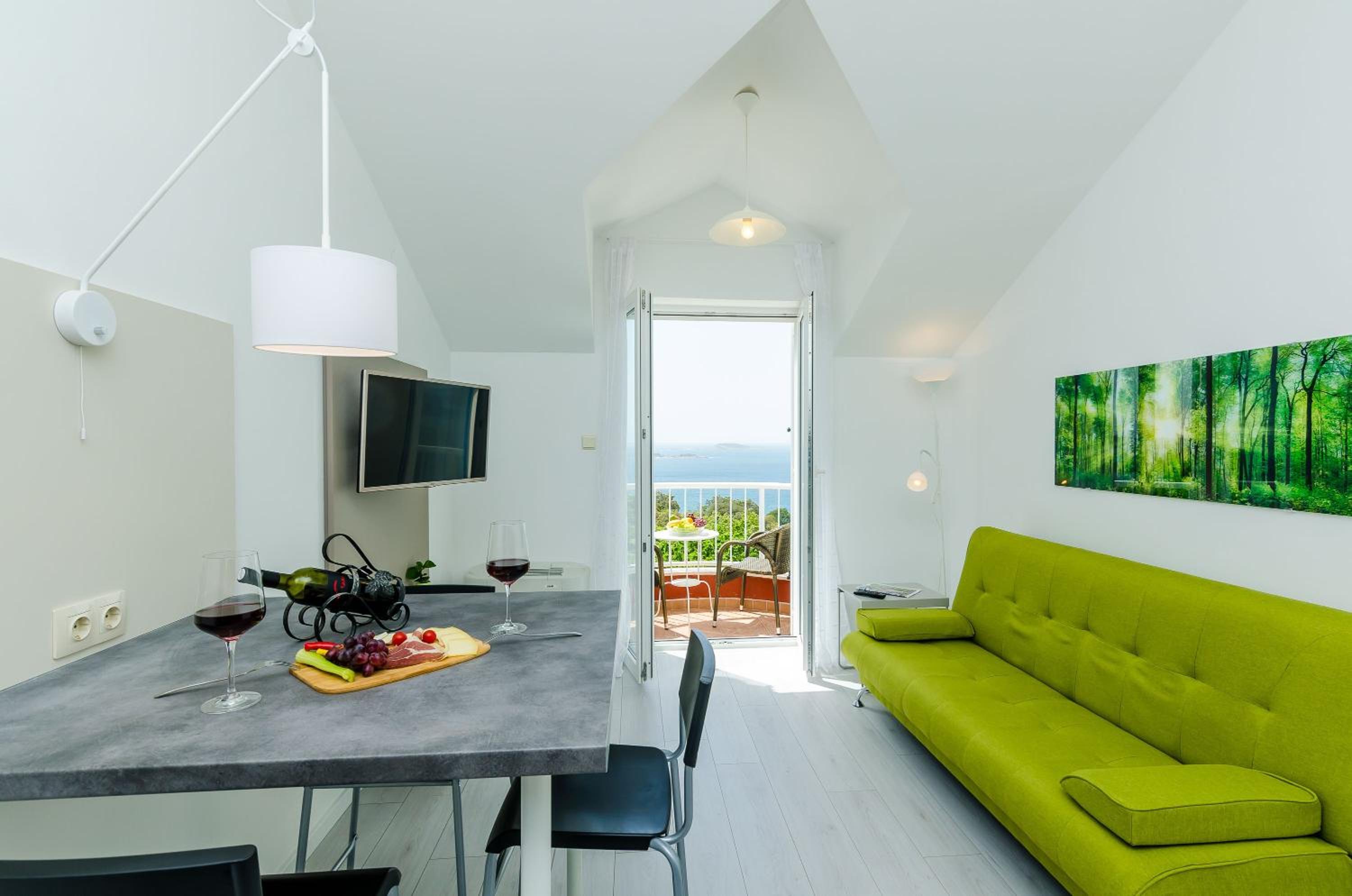 Comfort One Bedroom Apartment with Balcony and Sea View