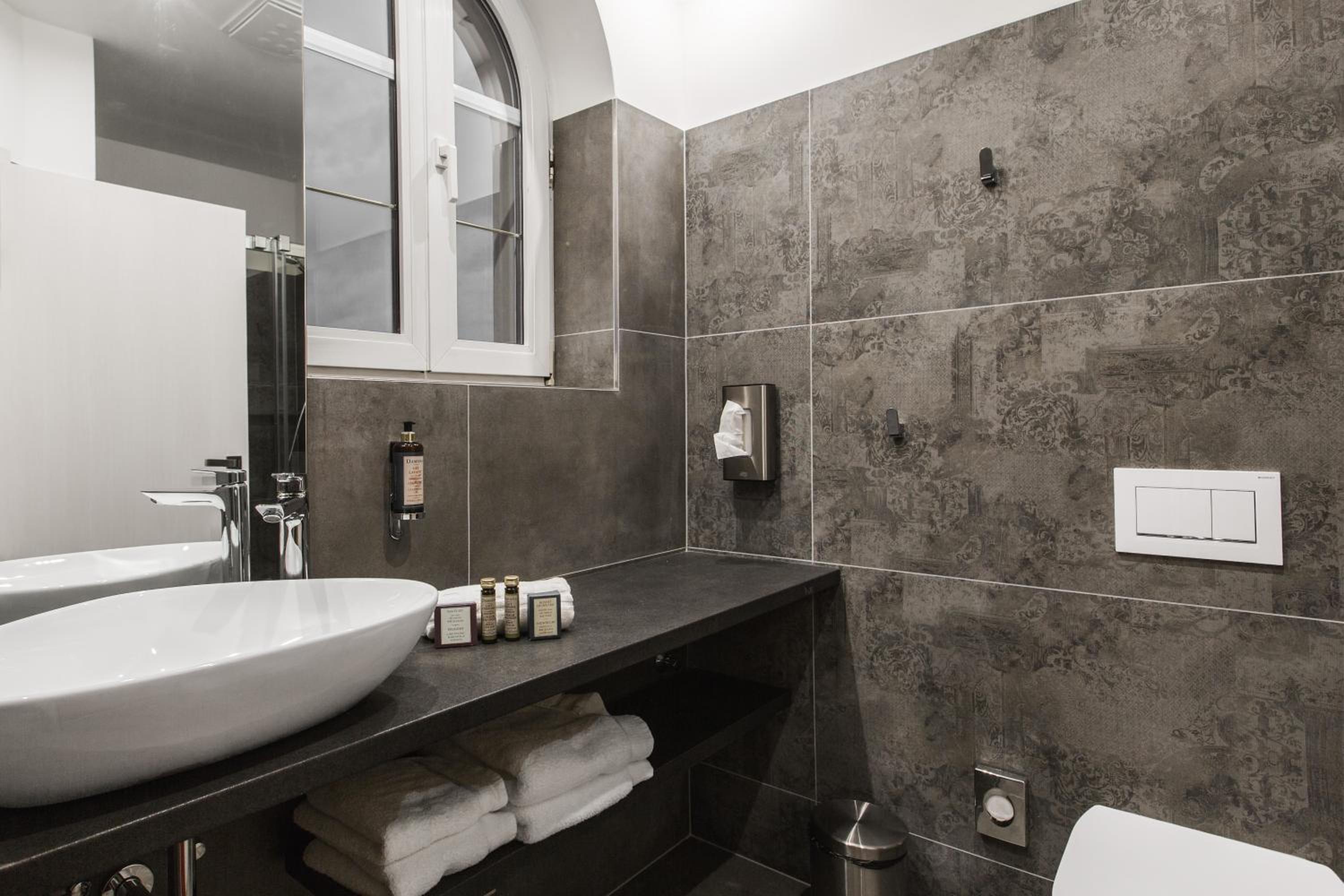 Deluxe Double or Twin Room - Photo 3