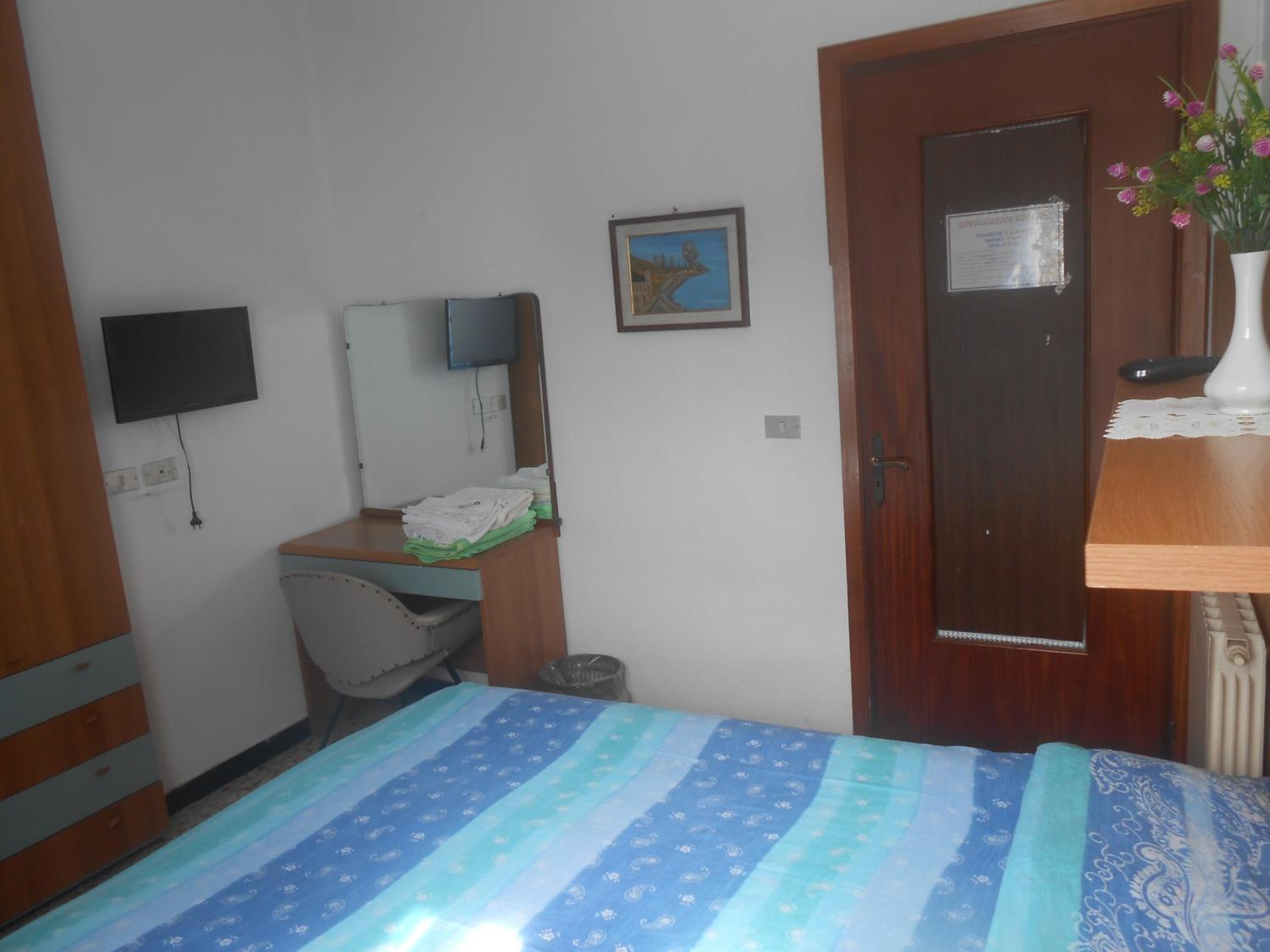 Double or Twin Room with Private External Bathroom - Photo 3
