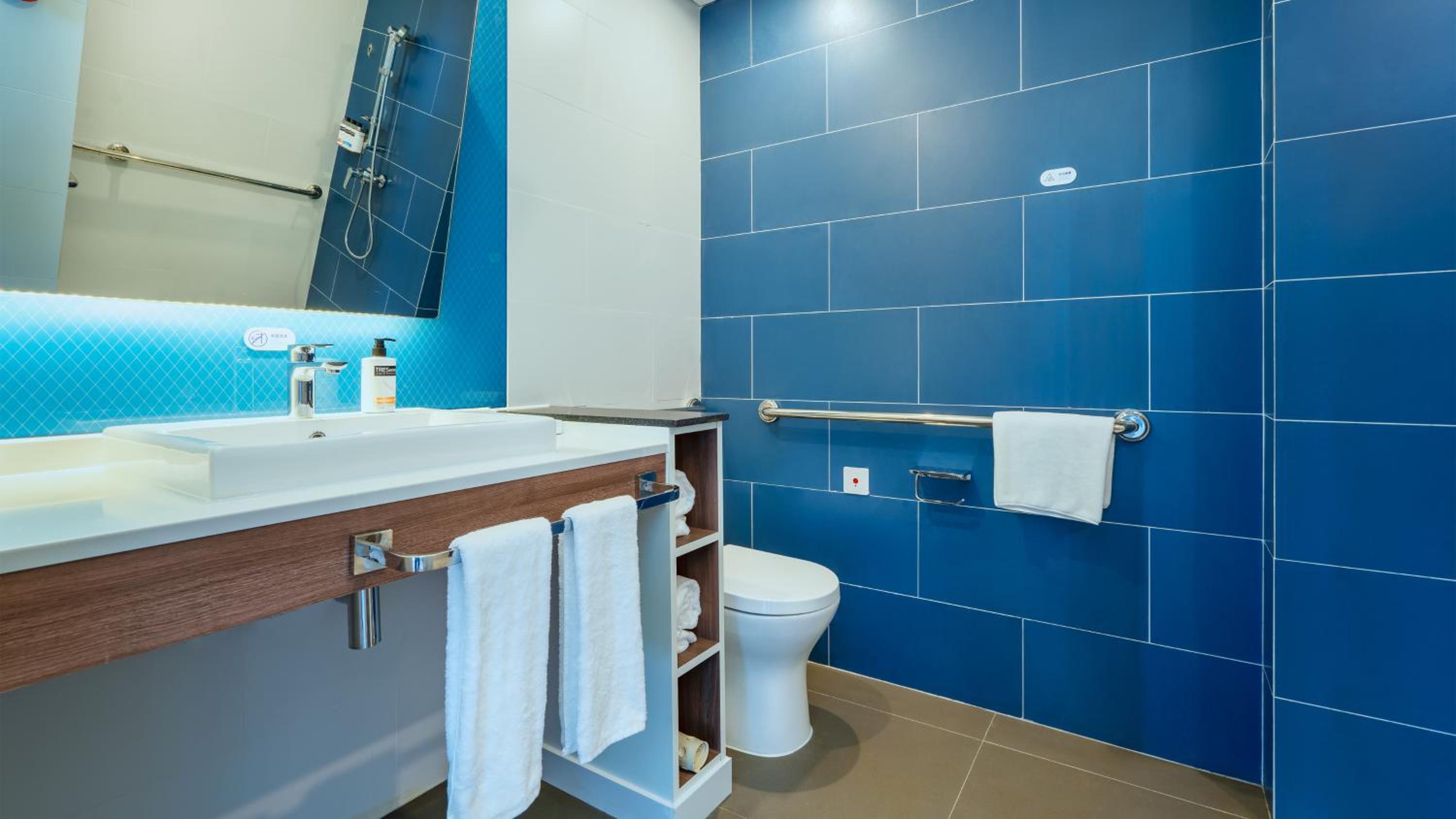 Standard King Room - Accessible - Photo 4