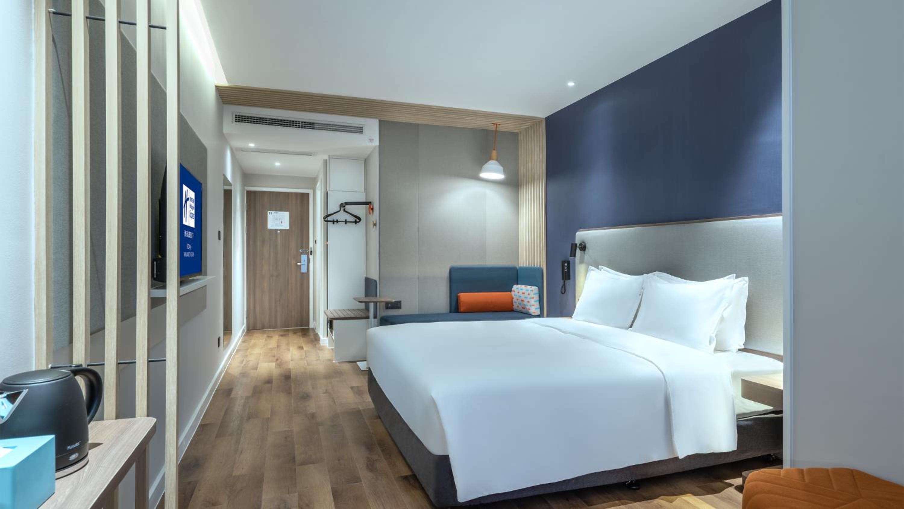Standard King Room - Photo 7