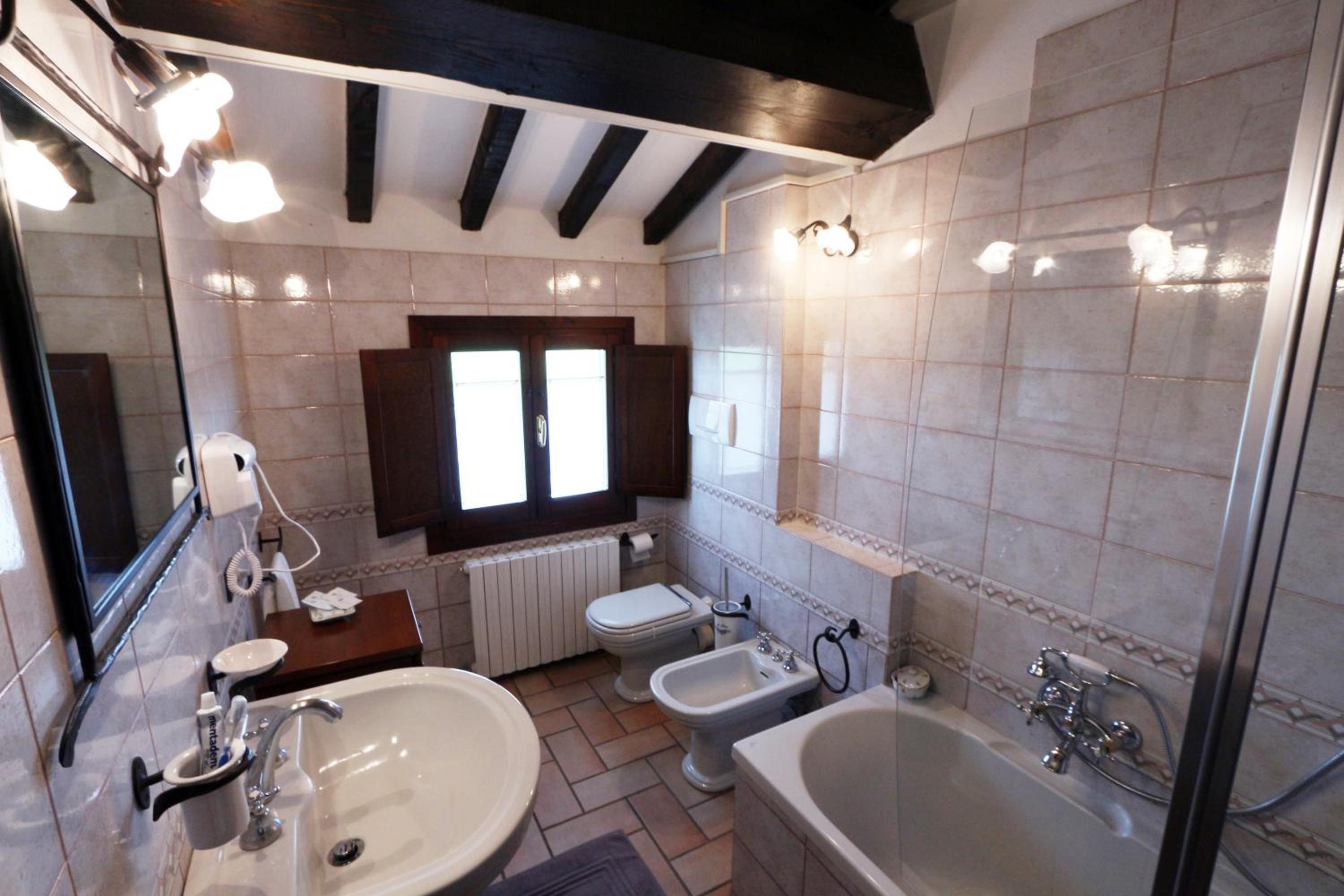 Family Room with Two Bathrooms photo 3