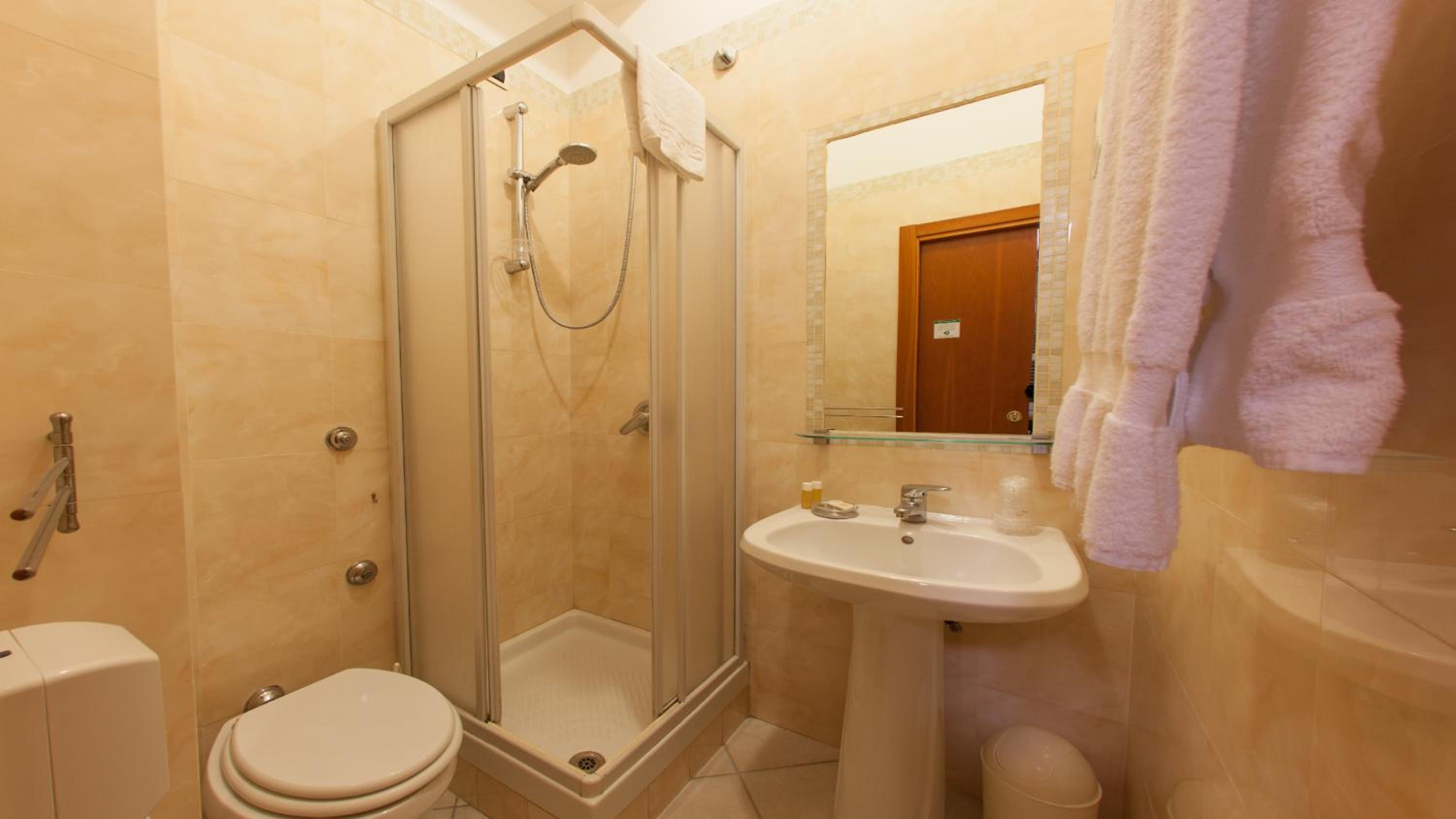 Budget Double Room photo 3
