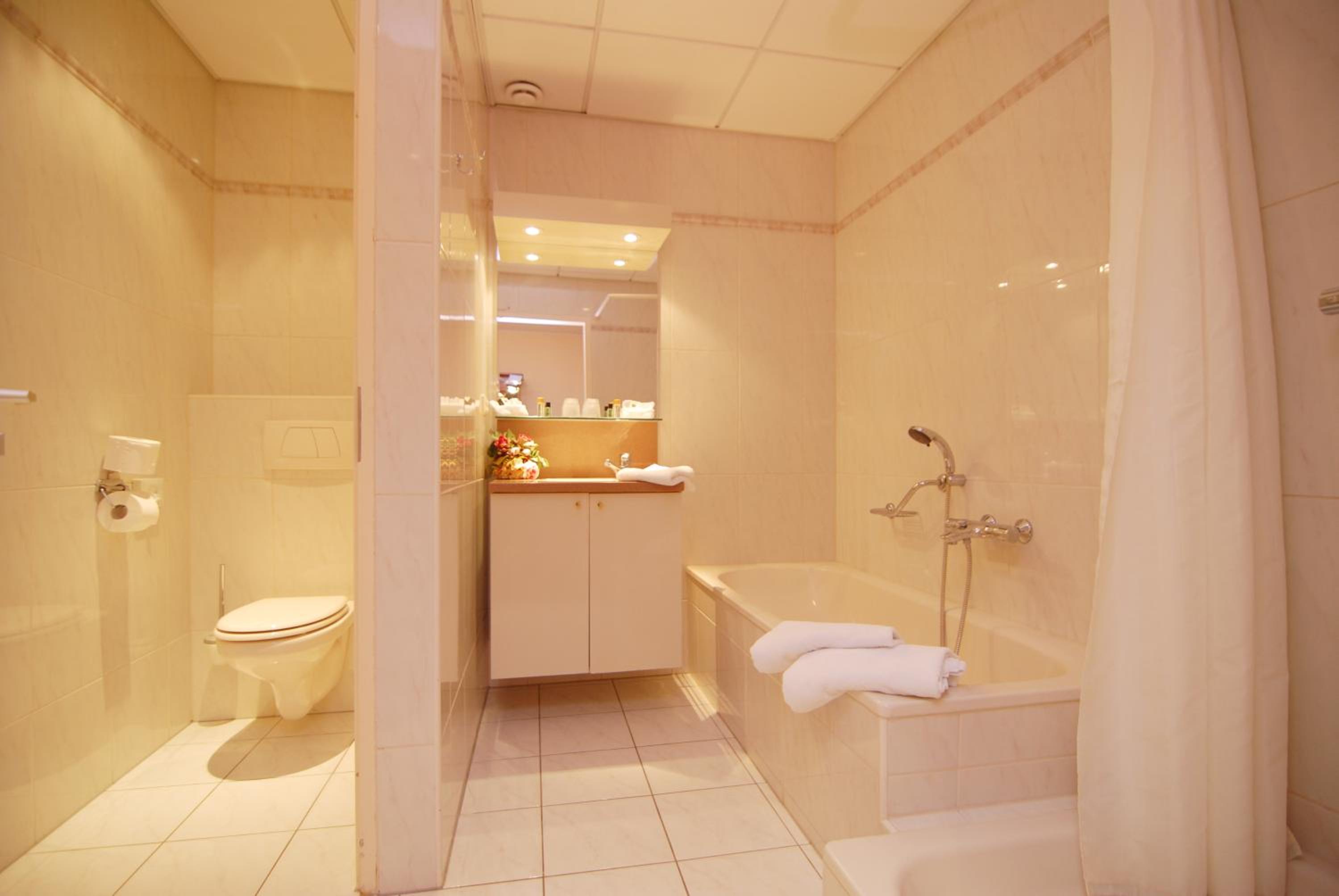 Deluxe Twin Room with Balcony photo 3