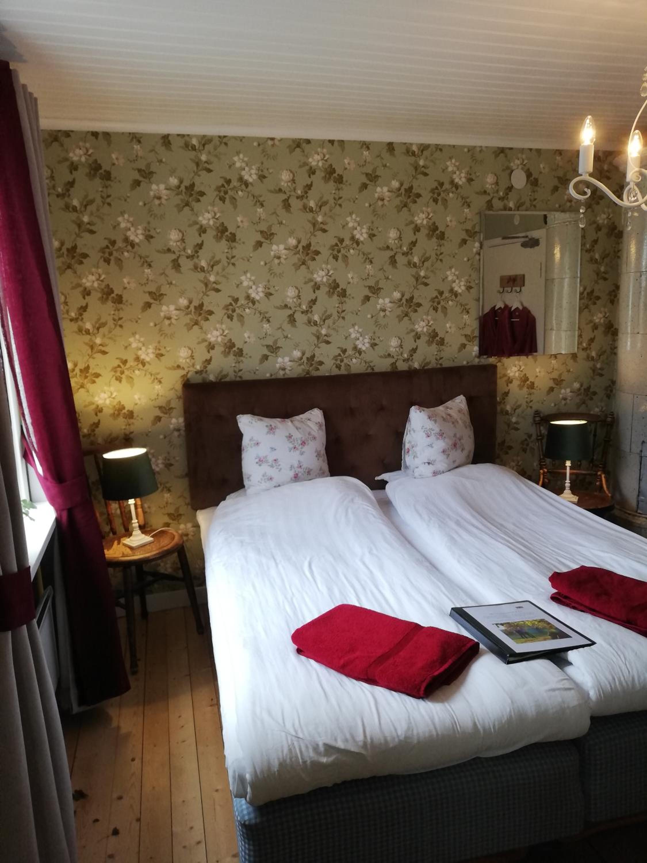 Twin Room with Private Bathroom photo 3