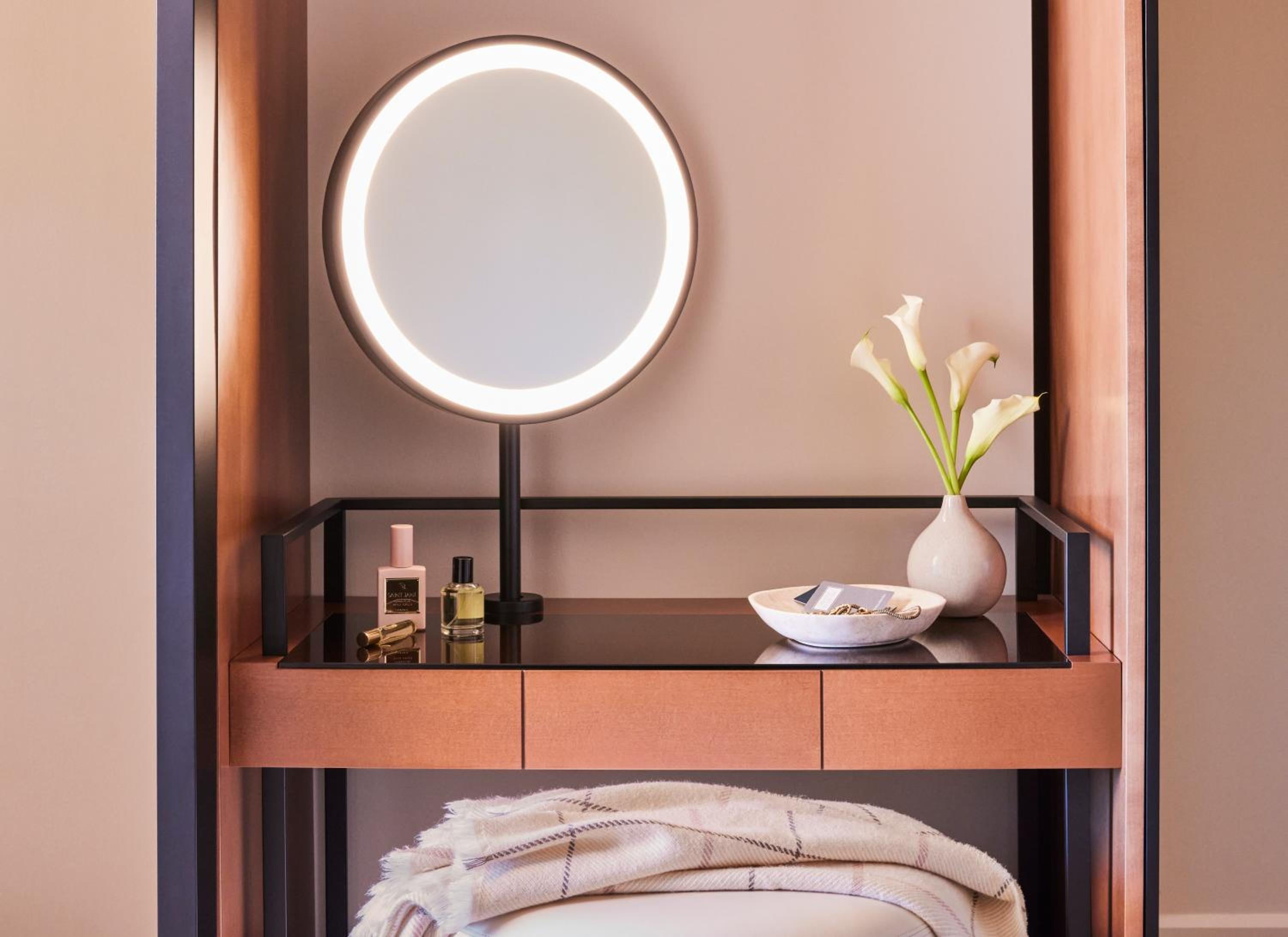 Accessible Patron Junior Suite with Roll-in shower 1 King Bed