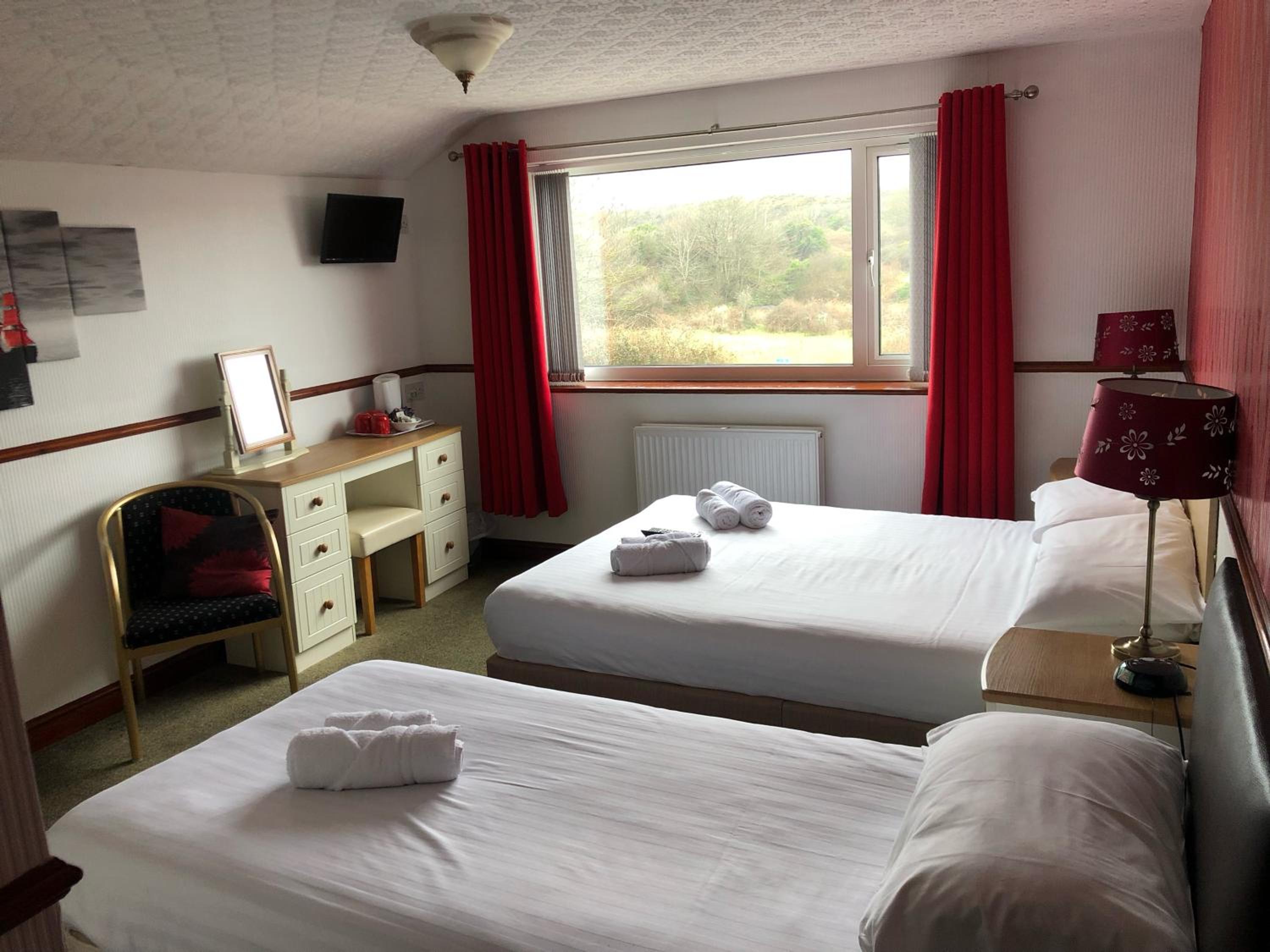 Deluxe Family Suite - Photo 2