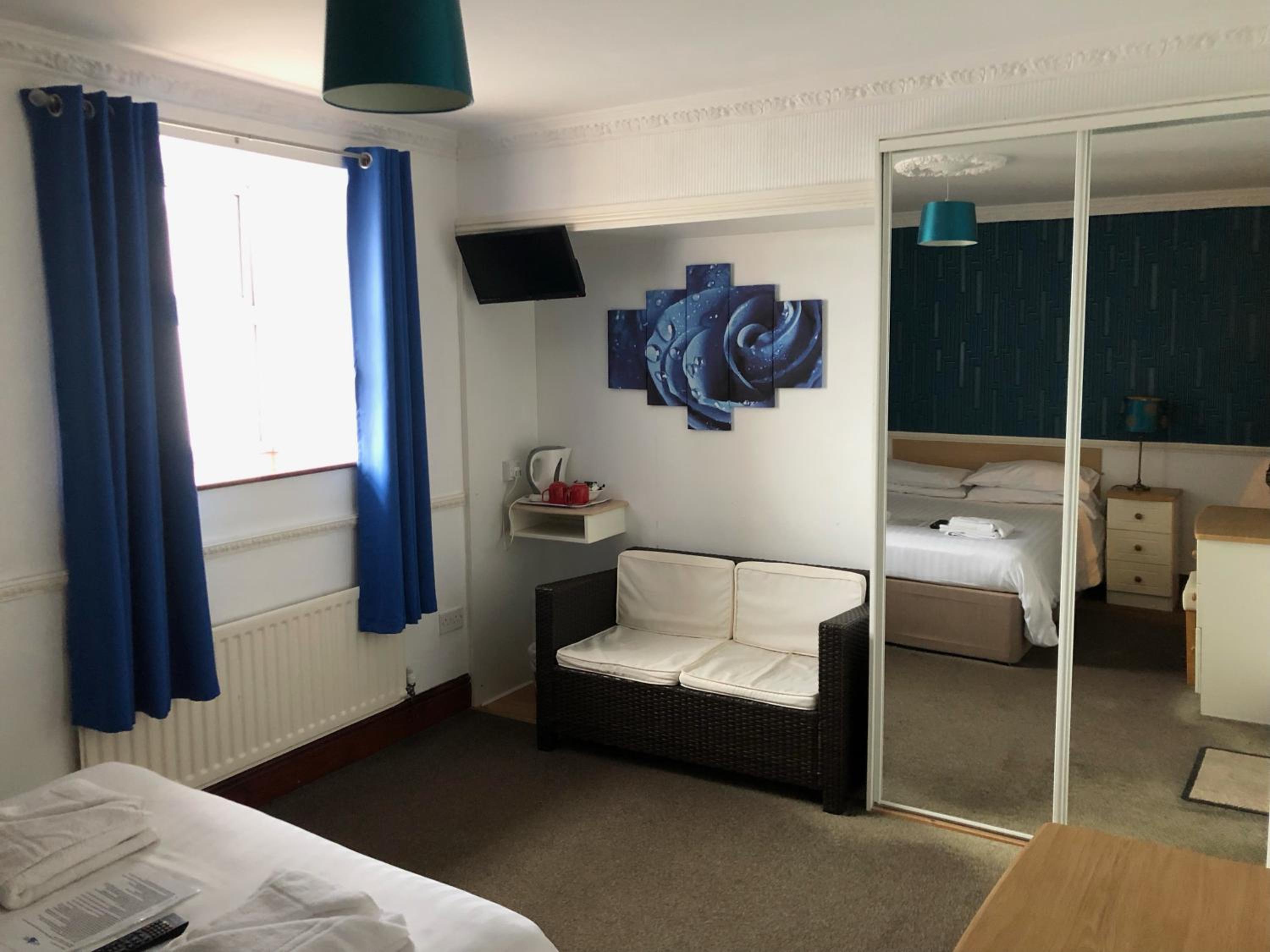 Deluxe Family Suite - Photo 4