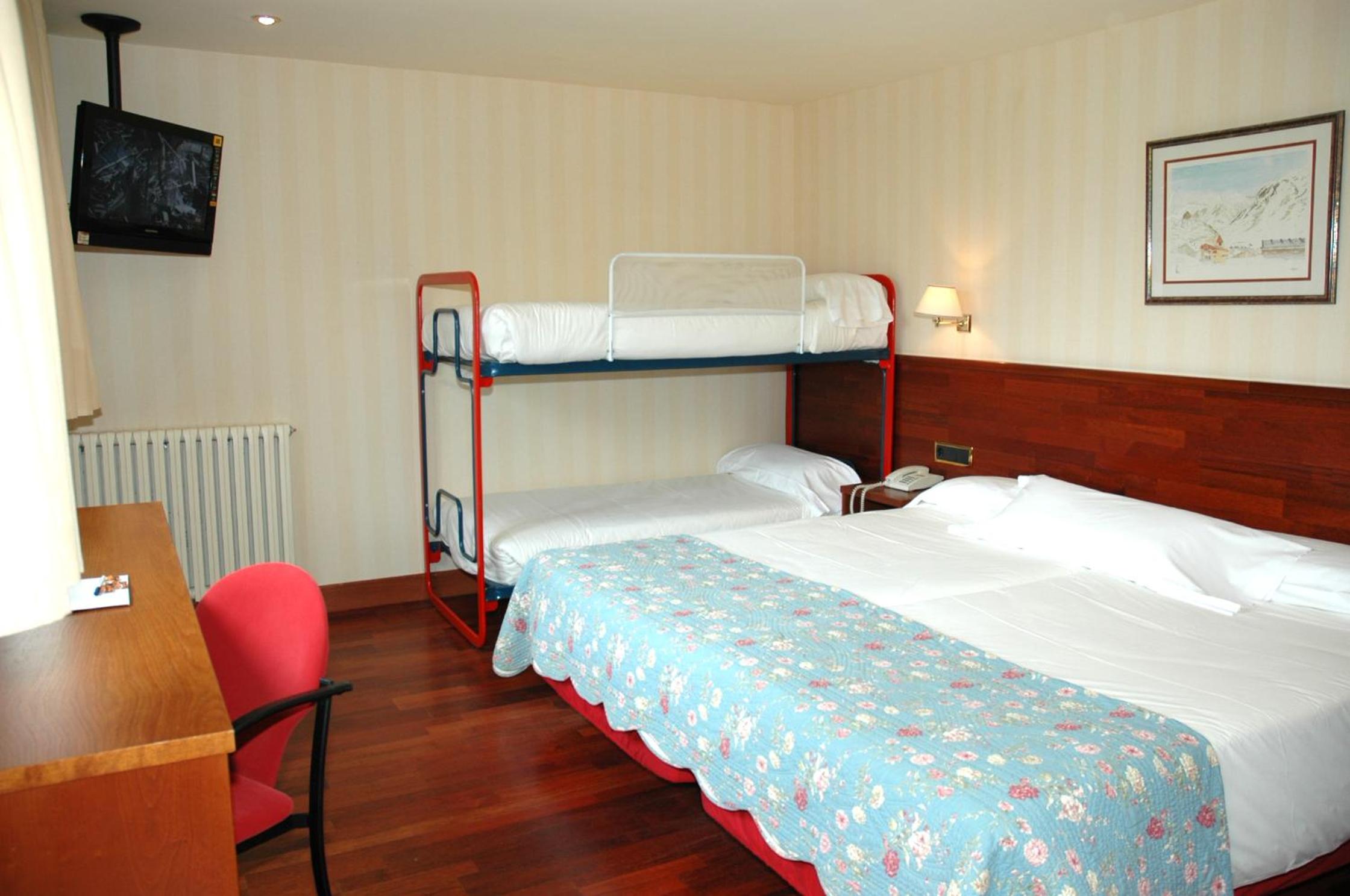 Quadruple Room (2 Adults + 2 Children) photo 2
