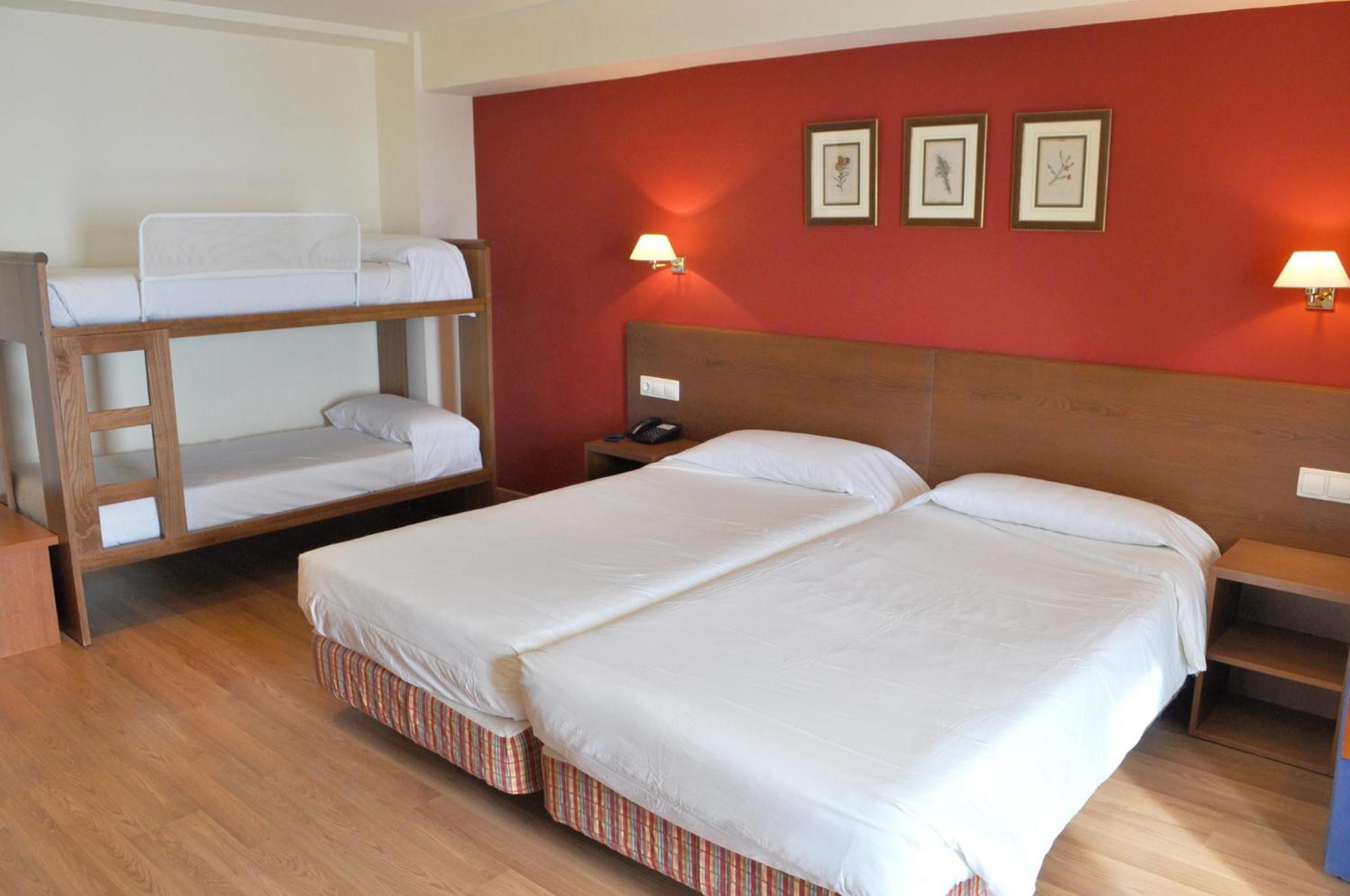 Habitación Cuádruple (2 Adultos + 2 Niños)