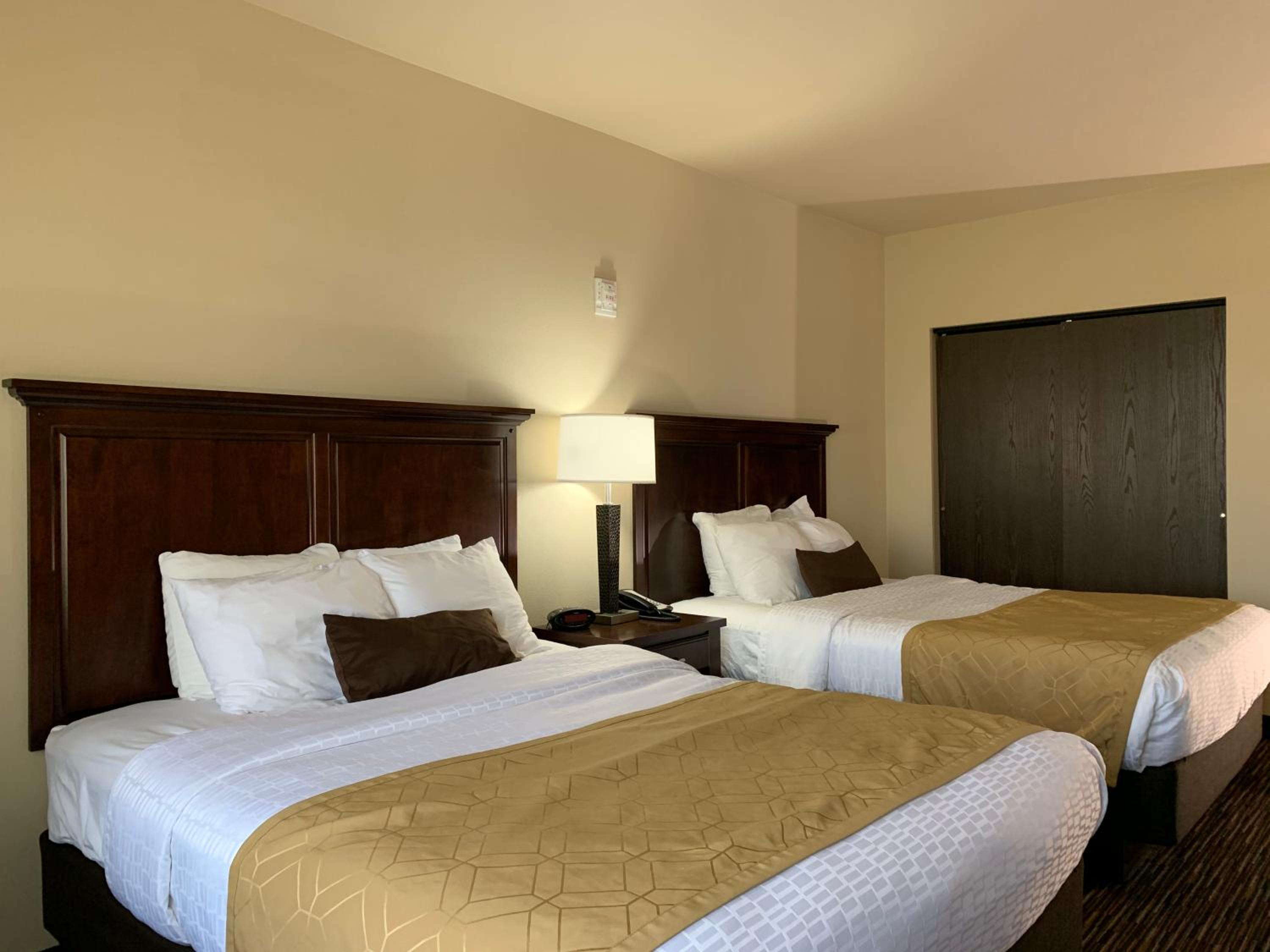 2 Queen Beds-roll-in Shower-nonsmoking