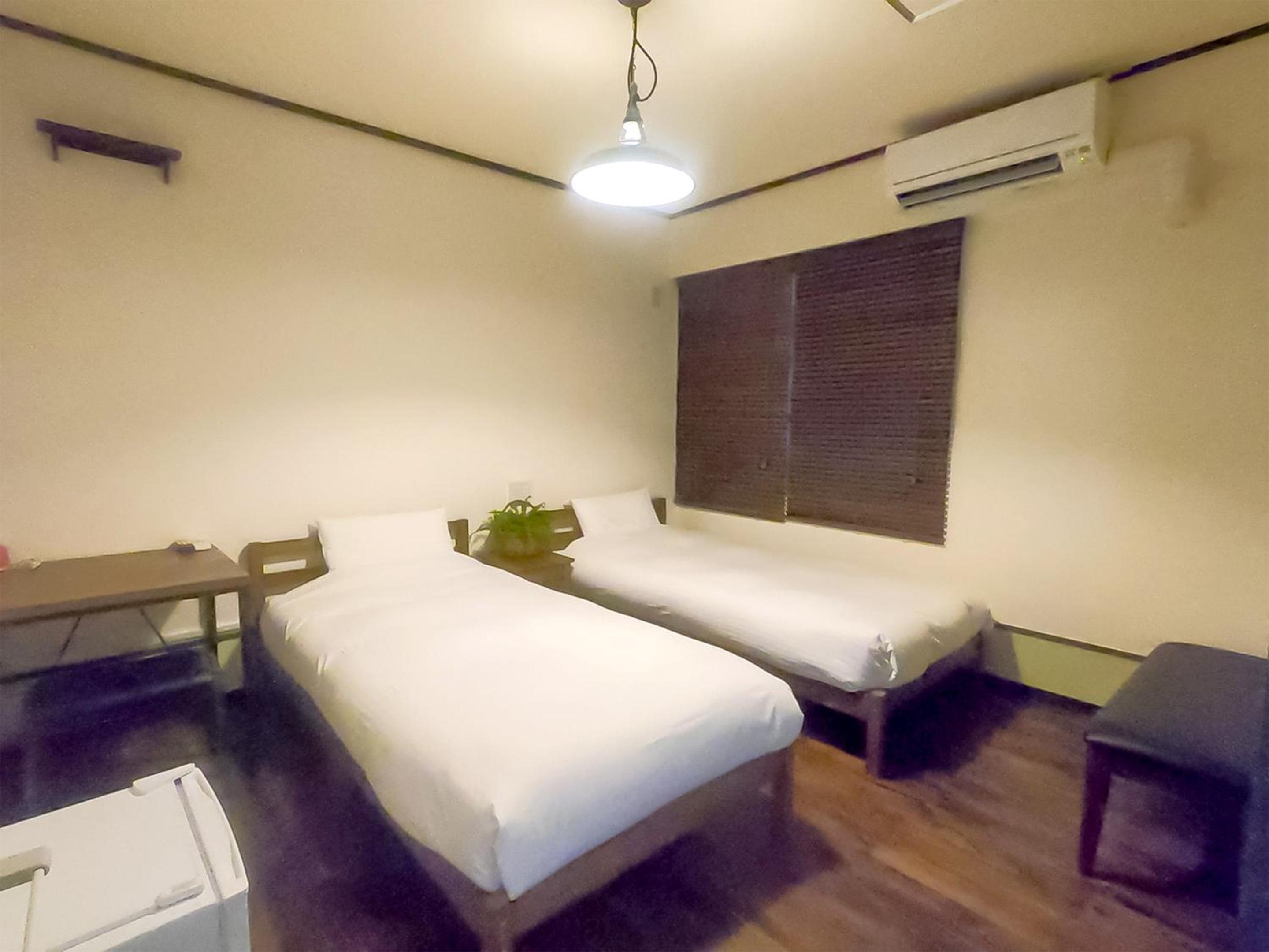 Twin Room with Bath photo 1