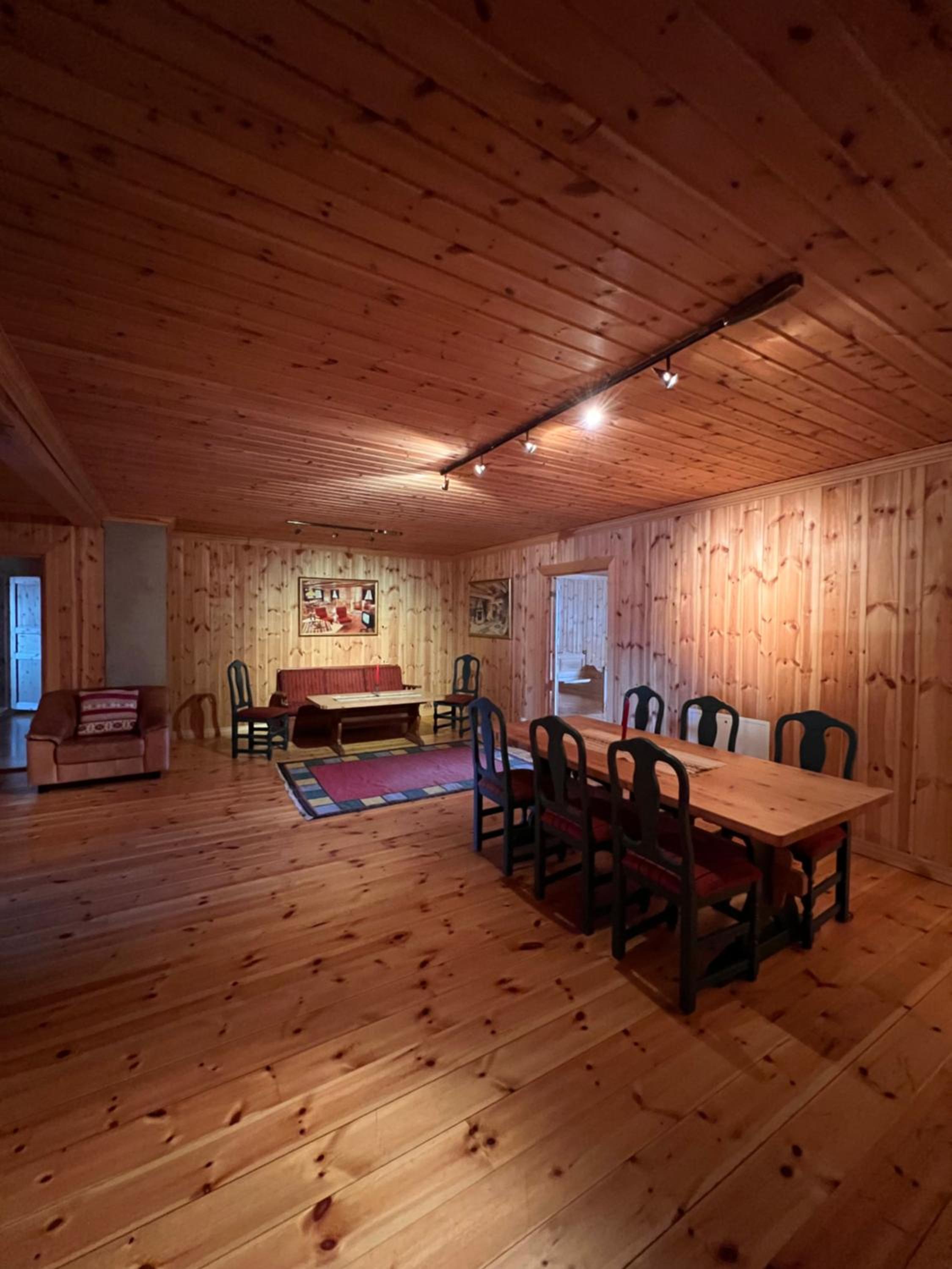 Five-Bedroom House photo 2