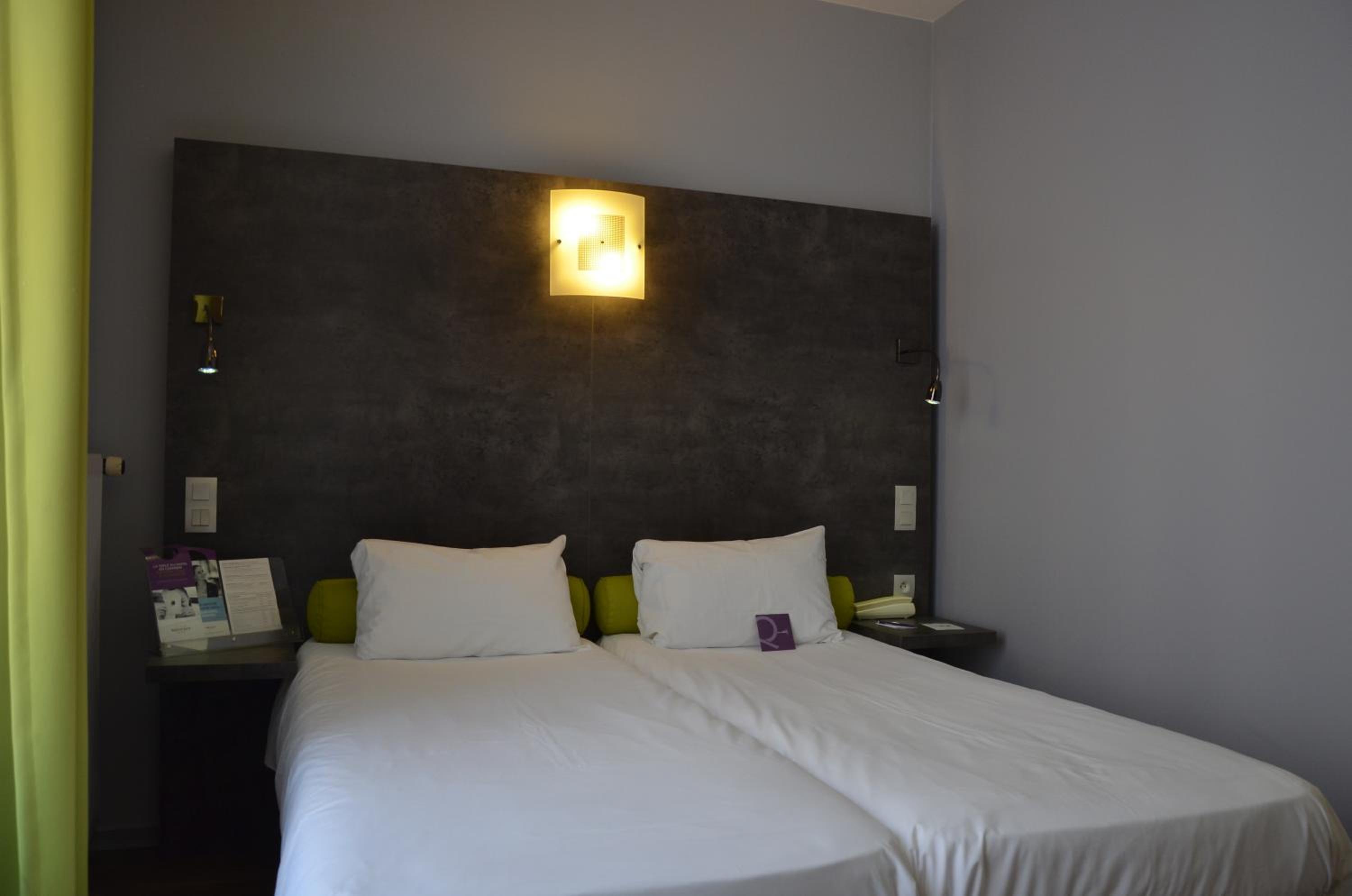 Street Side Superior Room with Double Bed and Twin Beds - Photo 5