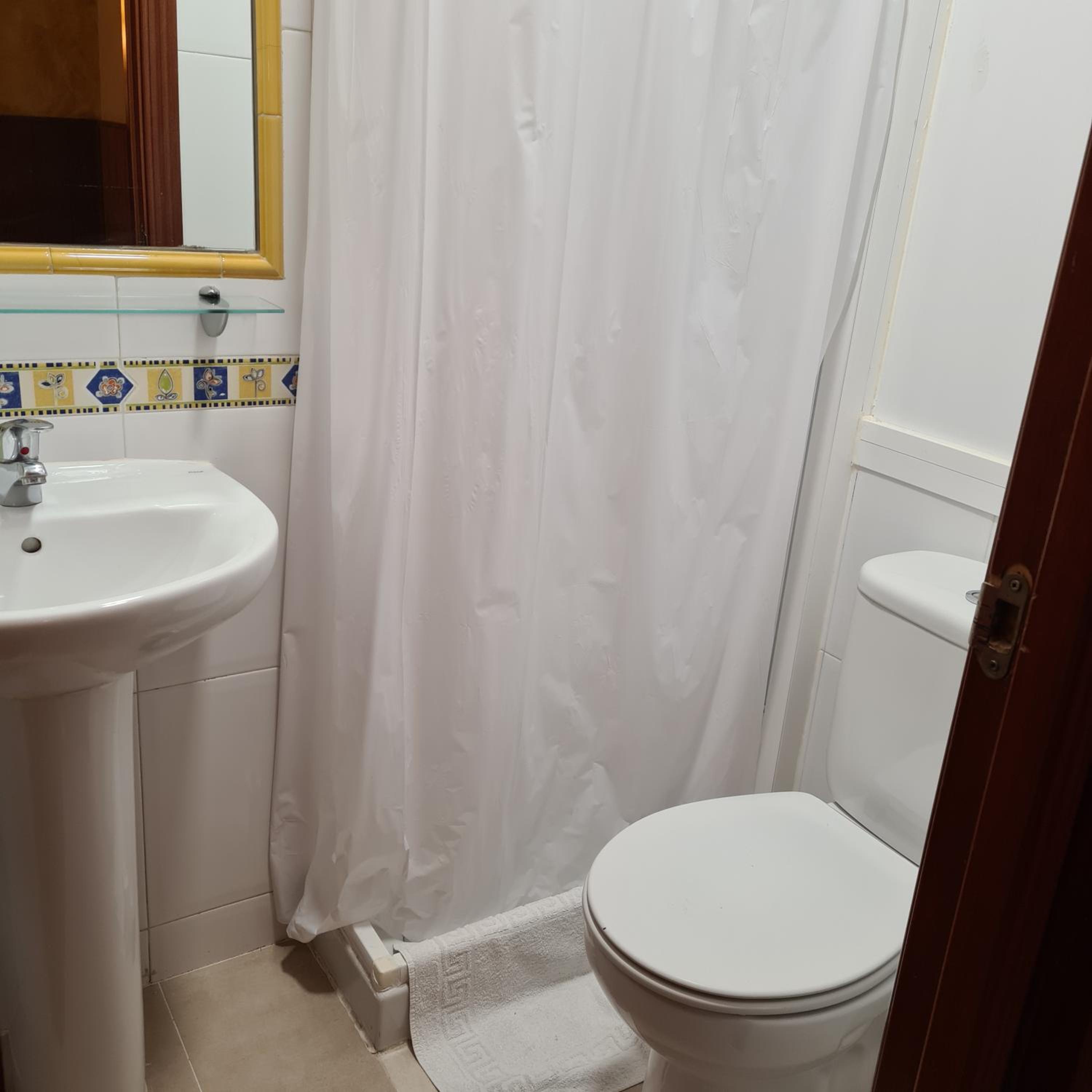 Twin Room - Photo 13
