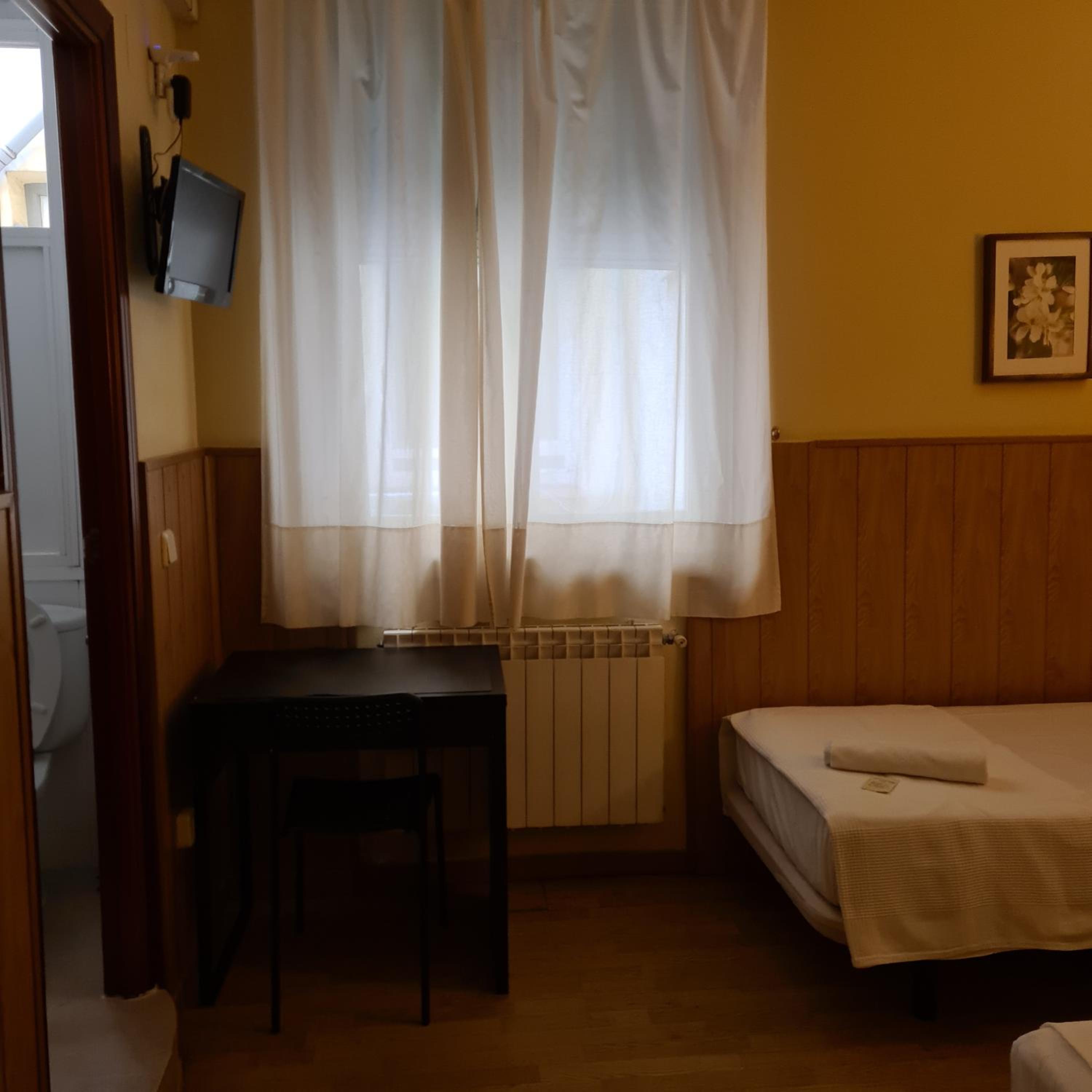 Twin Room - Photo 1
