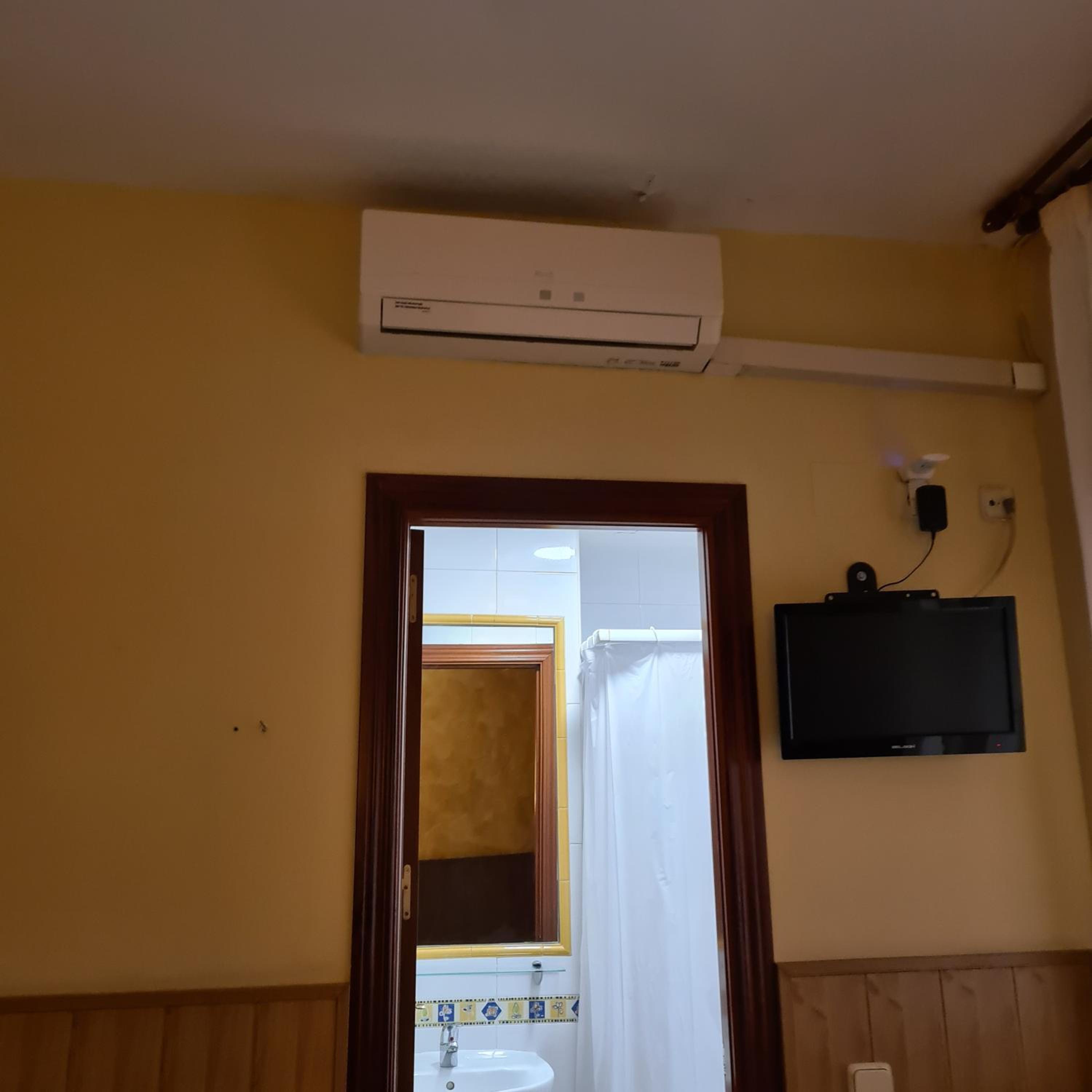 Twin Room - Photo 12