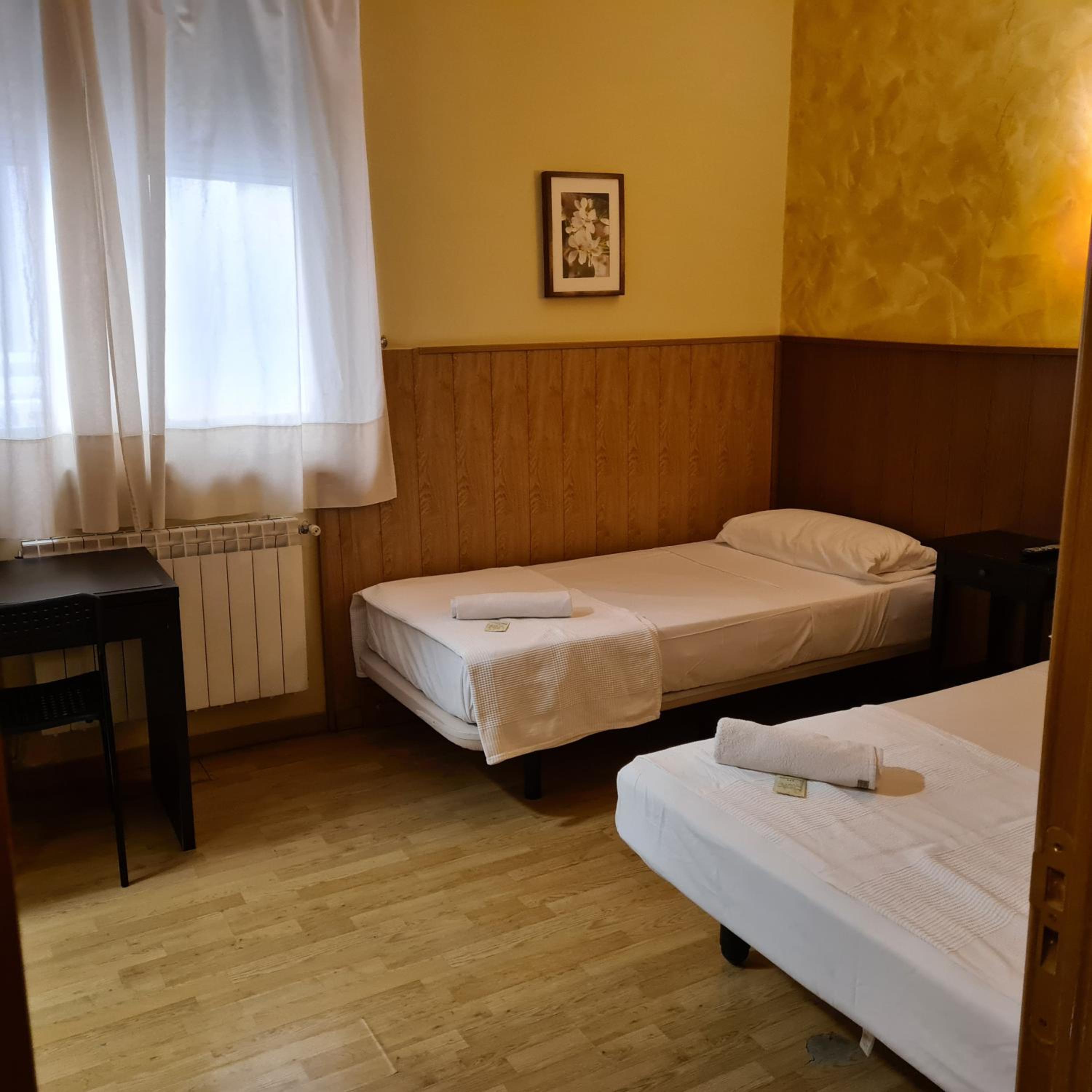 Twin Room - Photo 10